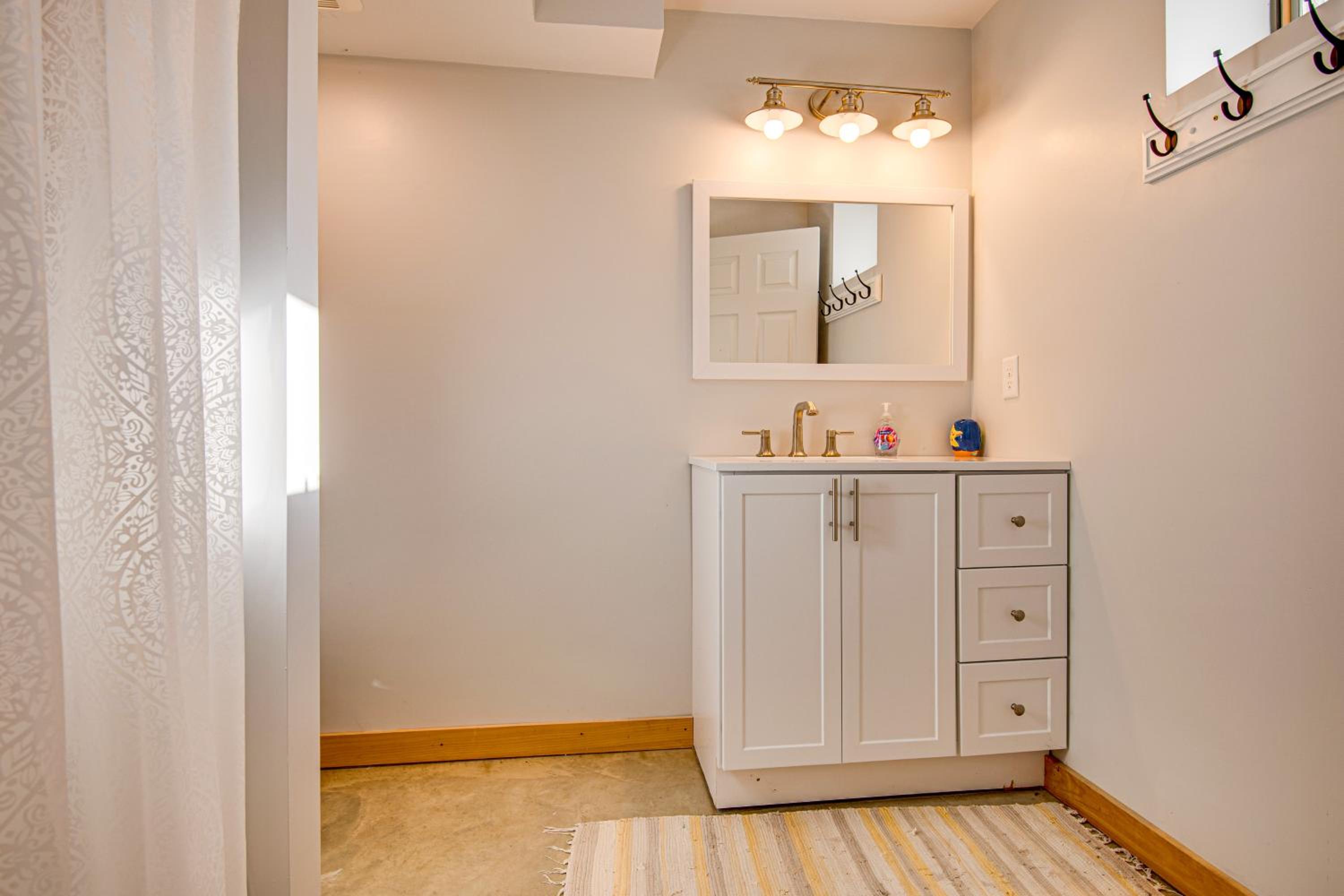 Direct Lake Access! Quiet Waukewan Retreat