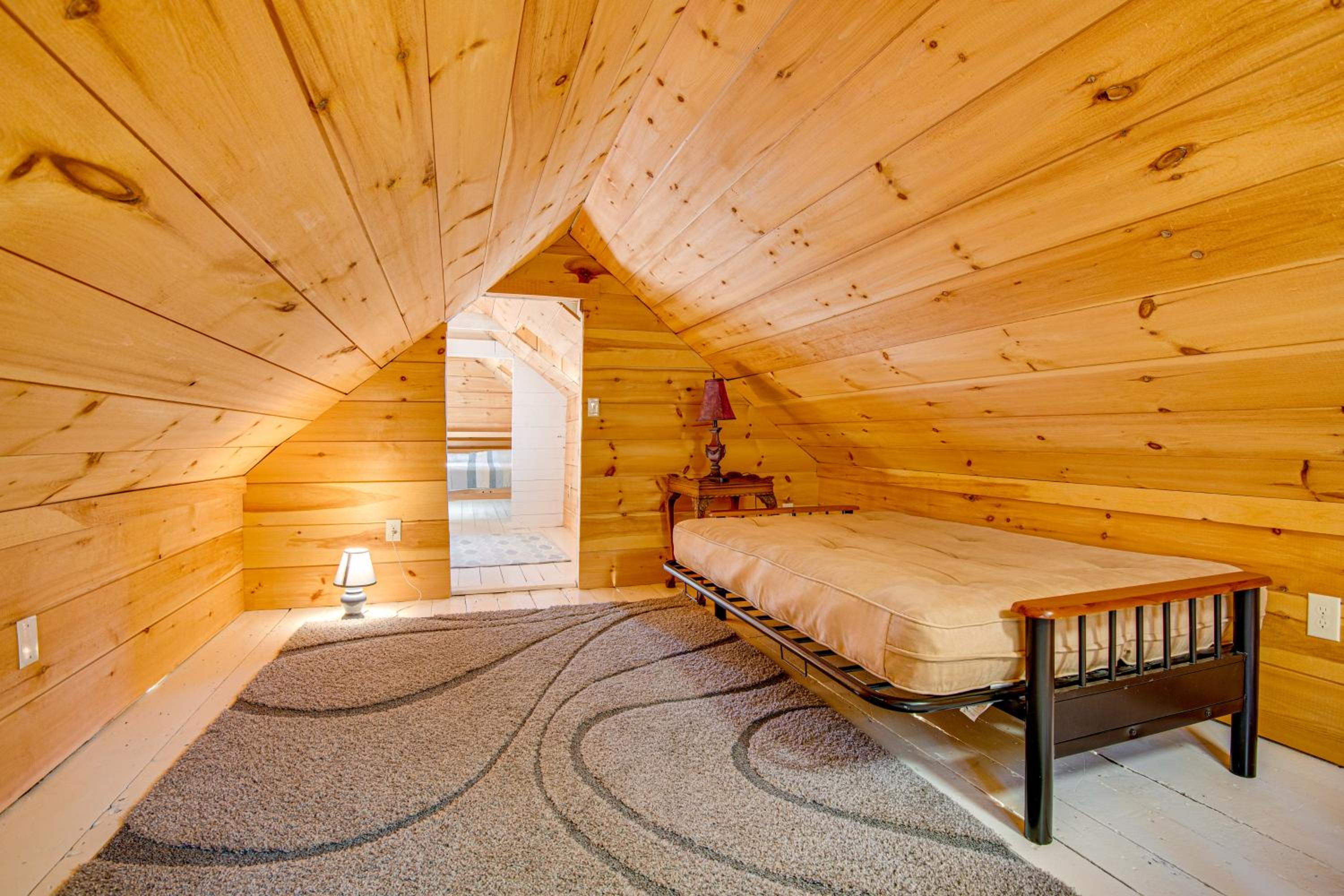 Direct Lake Access! Quiet Waukewan Retreat