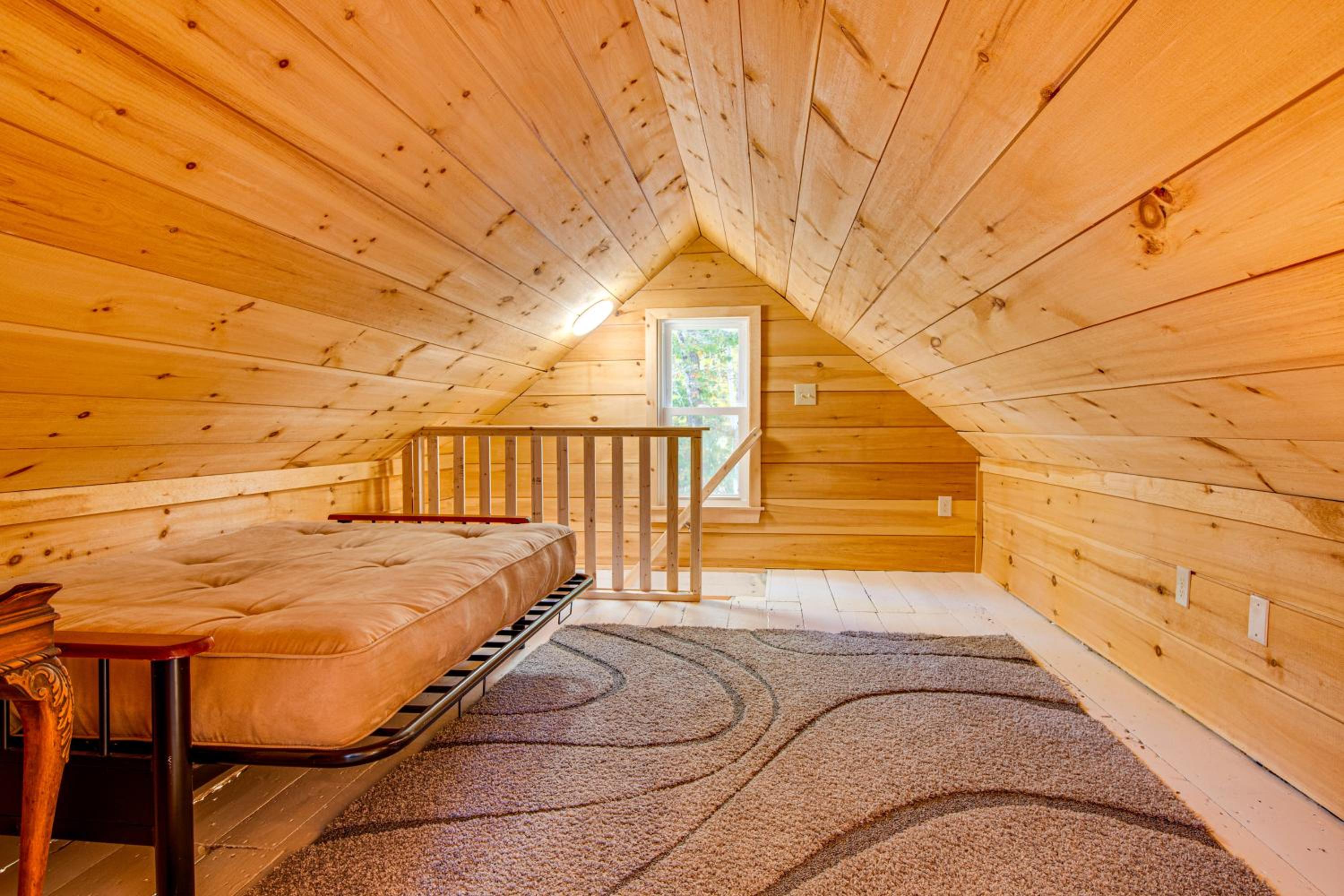 Direct Lake Access! Quiet Waukewan Retreat