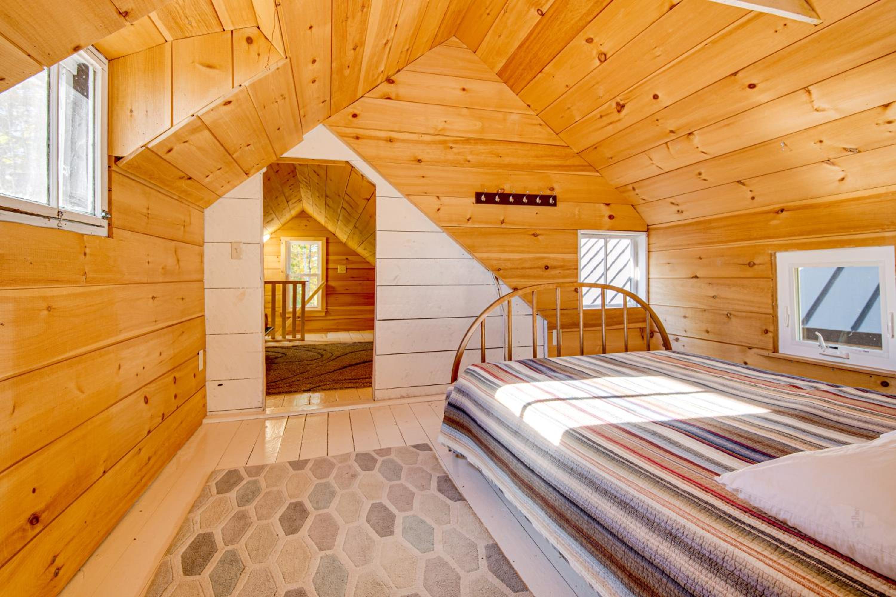 Direct Lake Access! Quiet Waukewan Retreat