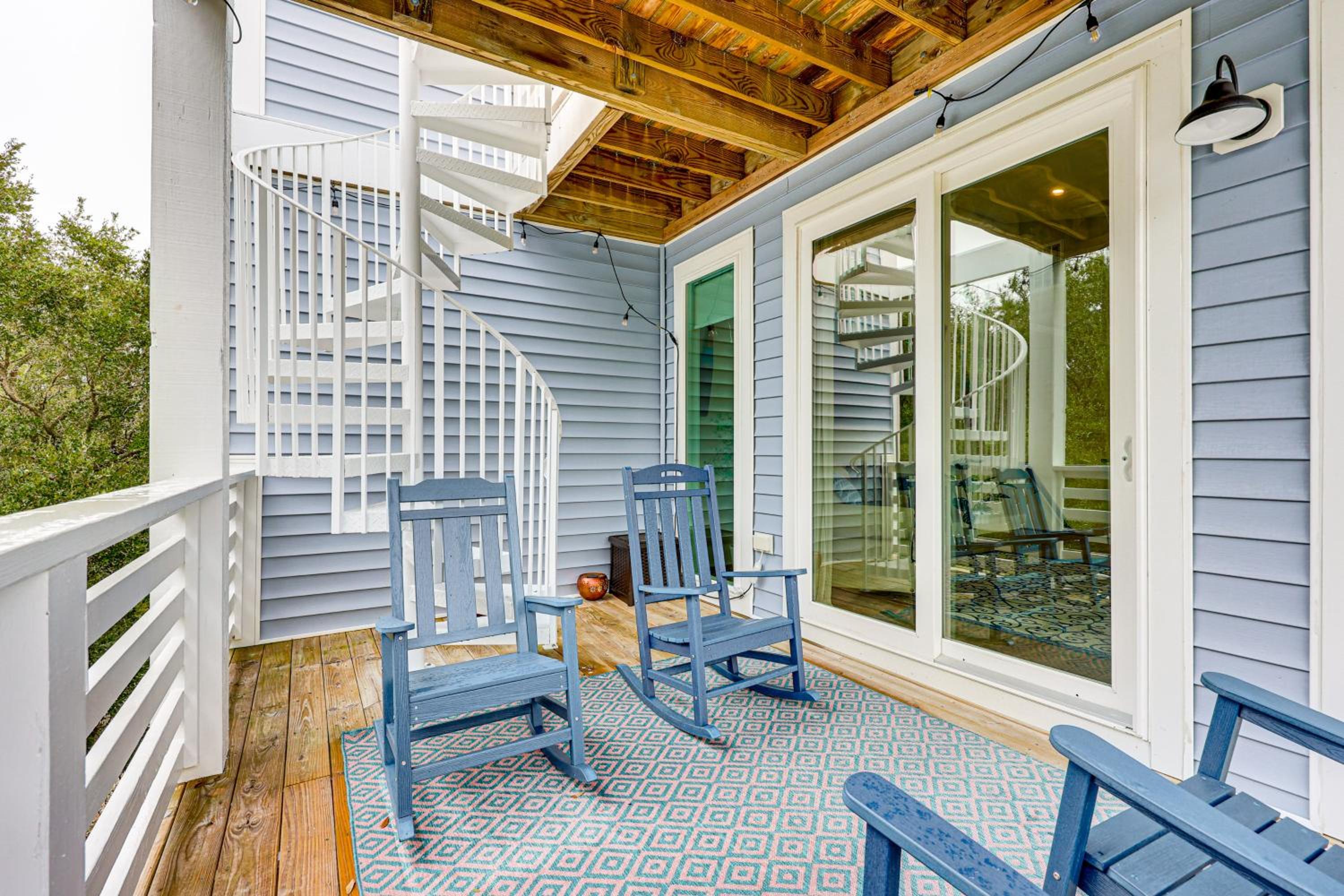Explore the Seashore! Sunny Carolina Beach Home