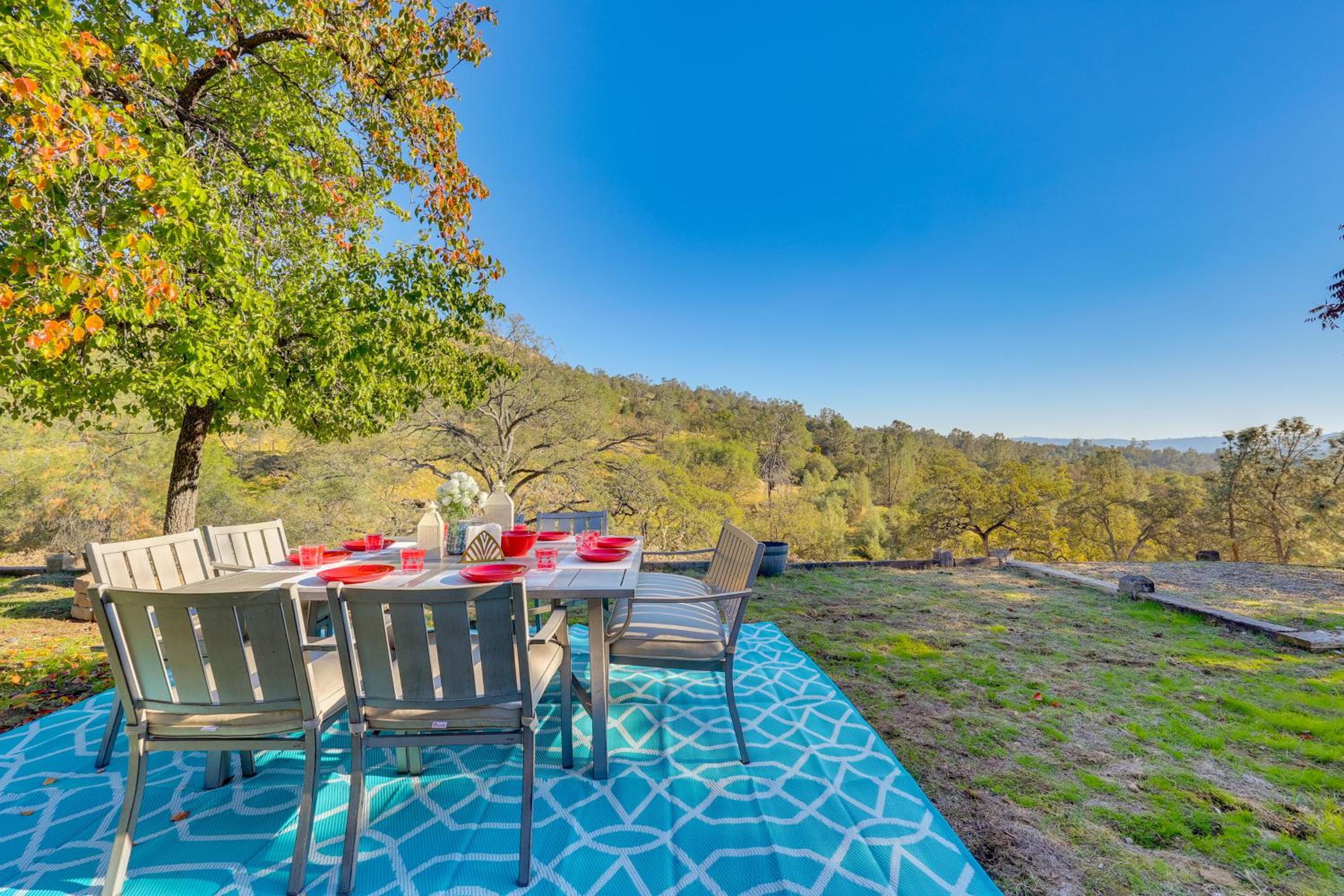 Scenic Yosemite Lakes Escape with Community Perks!