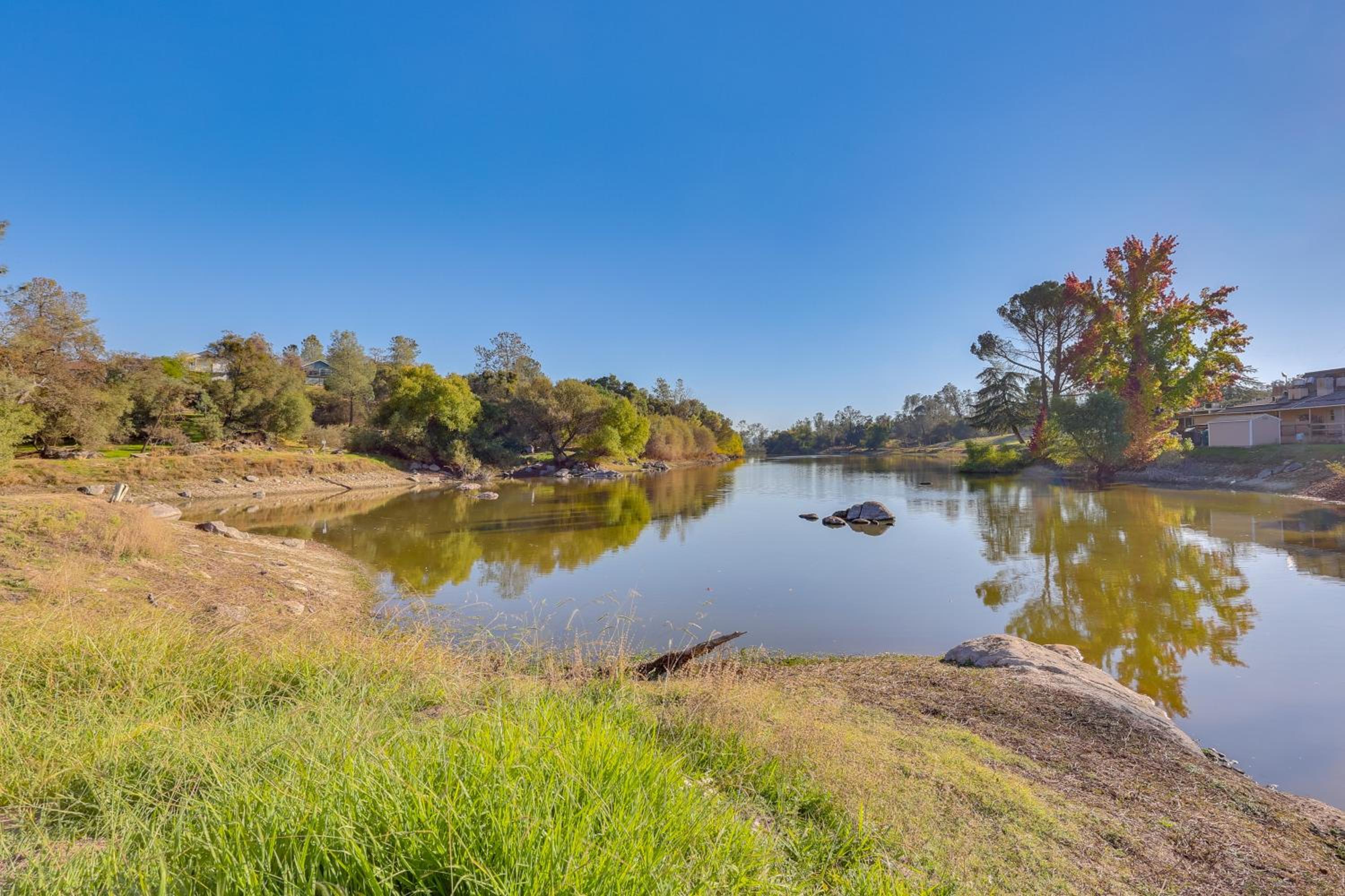 Scenic Yosemite Lakes Escape with Community Perks!