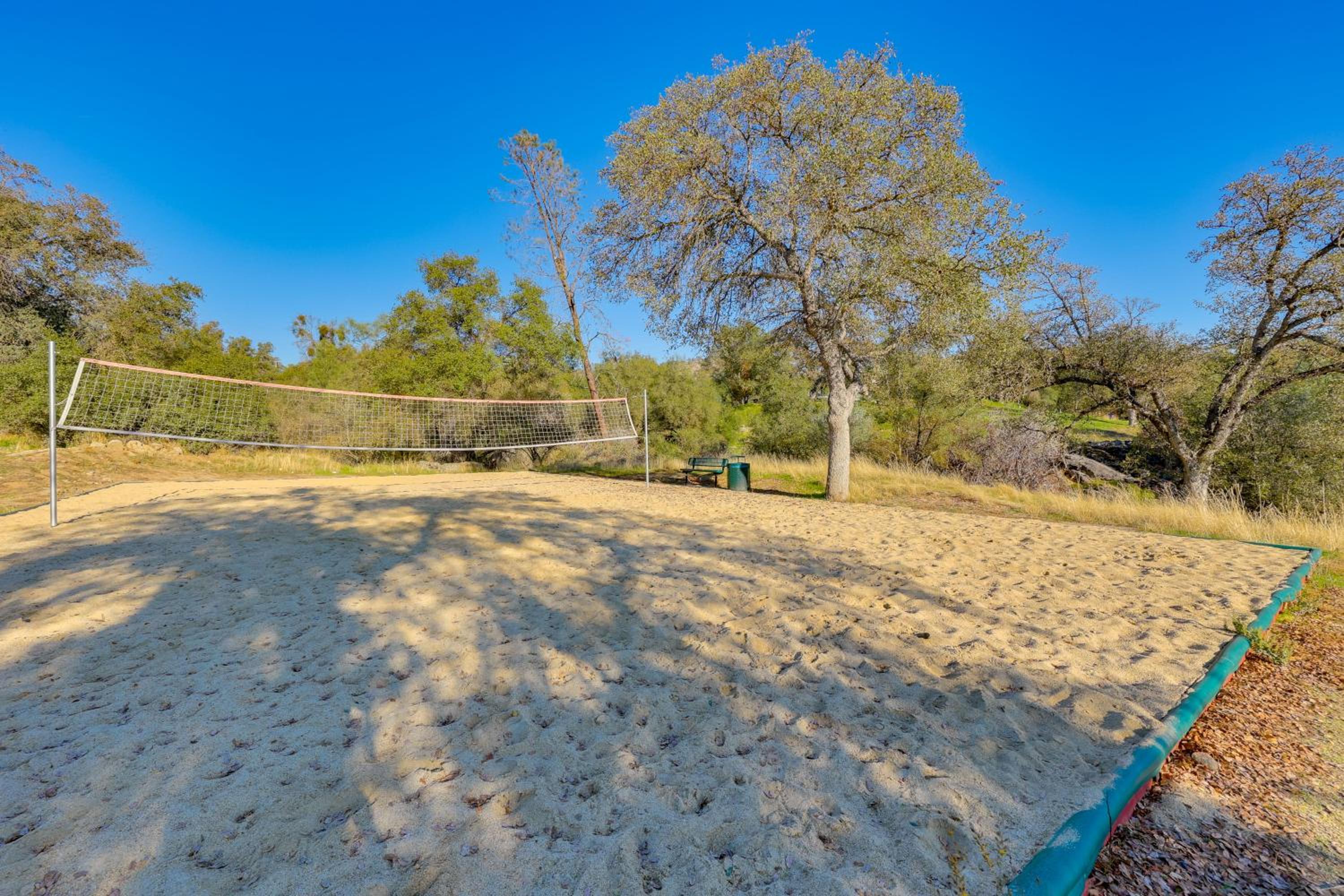 Scenic Yosemite Lakes Escape with Community Perks!