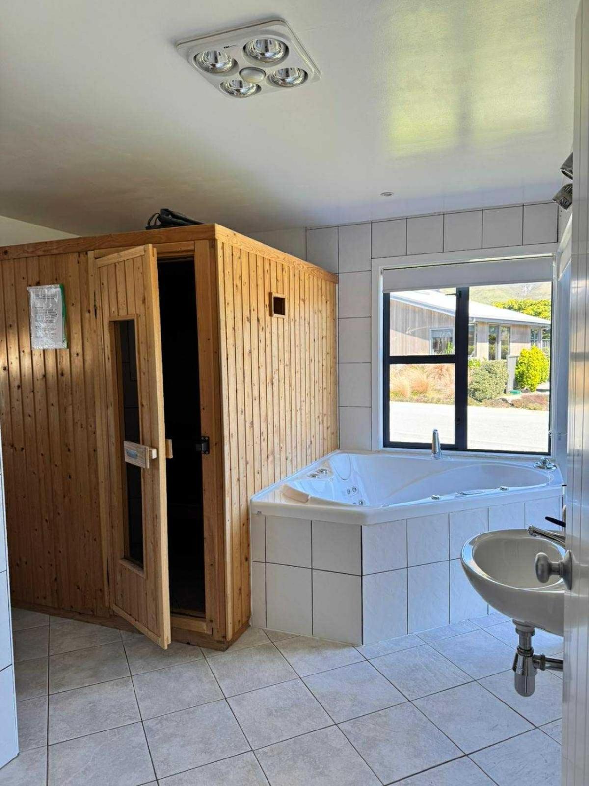 Wanaka Retreat Sauna & Mountain Views