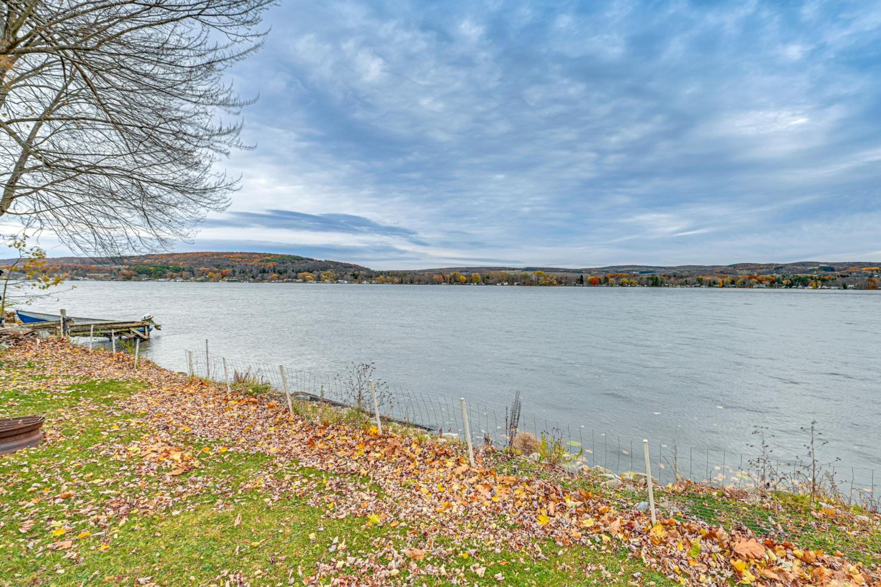 Ultimate Relaxation! Lake-View Cottage in Bradford