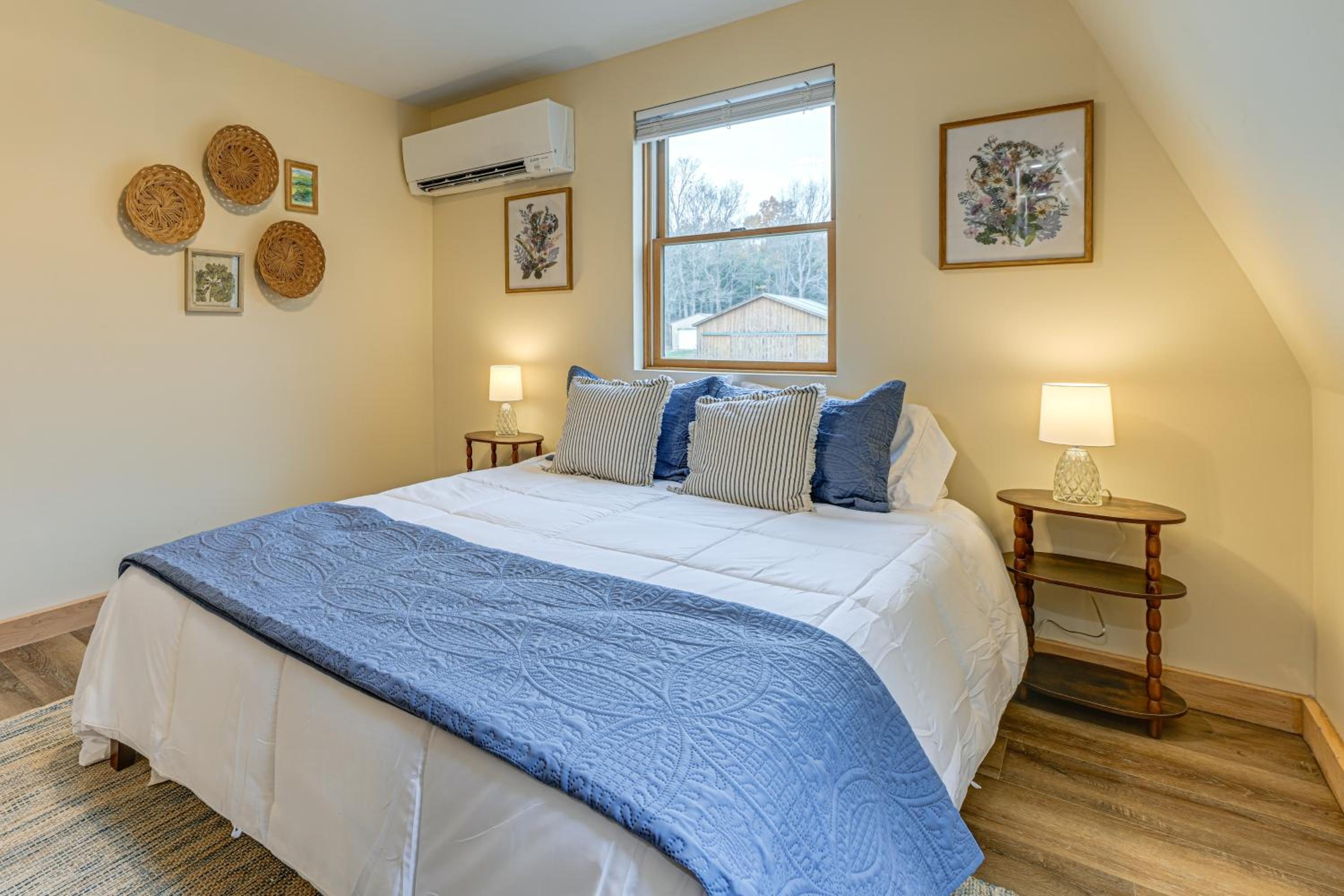Ultimate Relaxation! Lake-View Cottage in Bradford