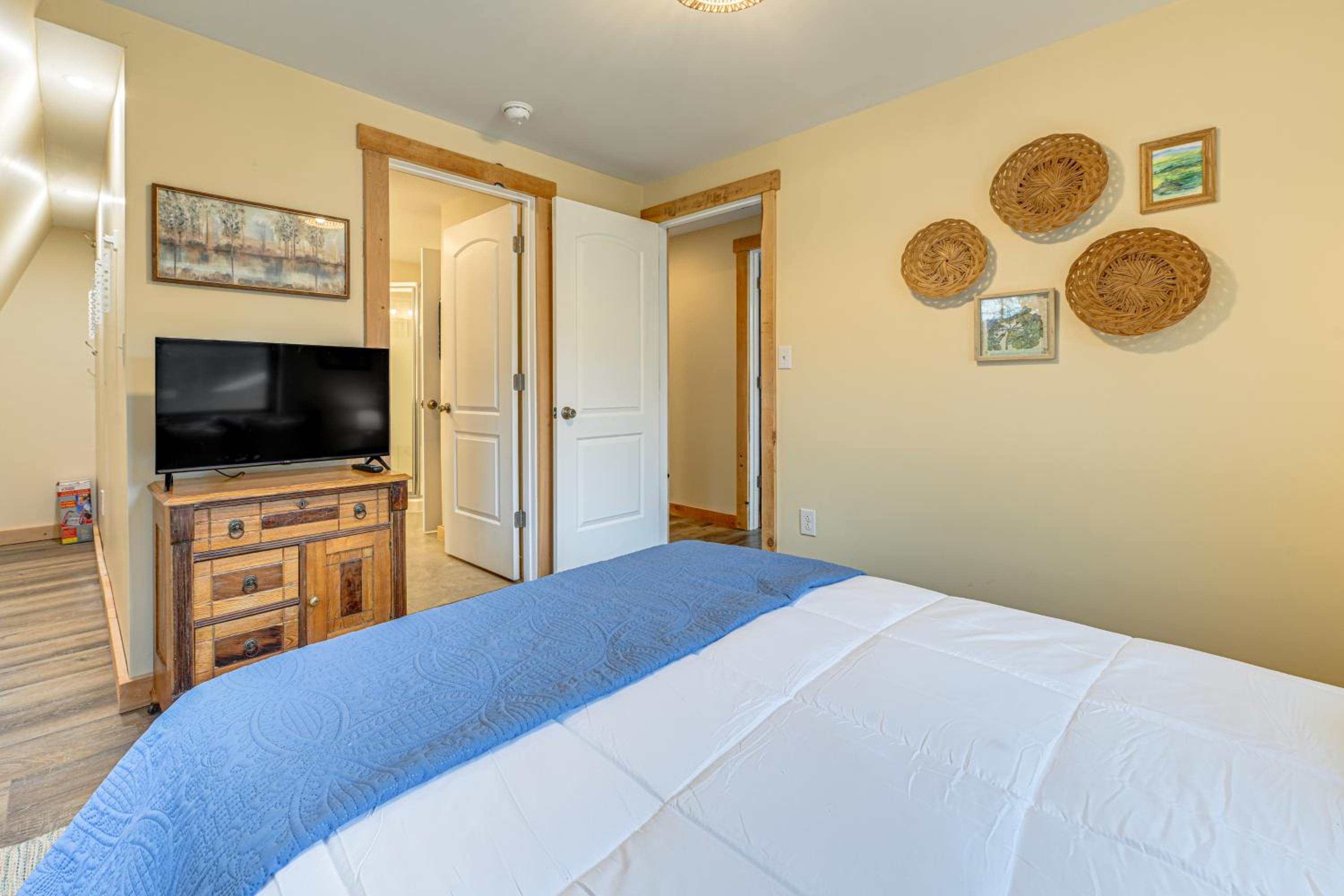 Ultimate Relaxation! Lake-View Cottage in Bradford