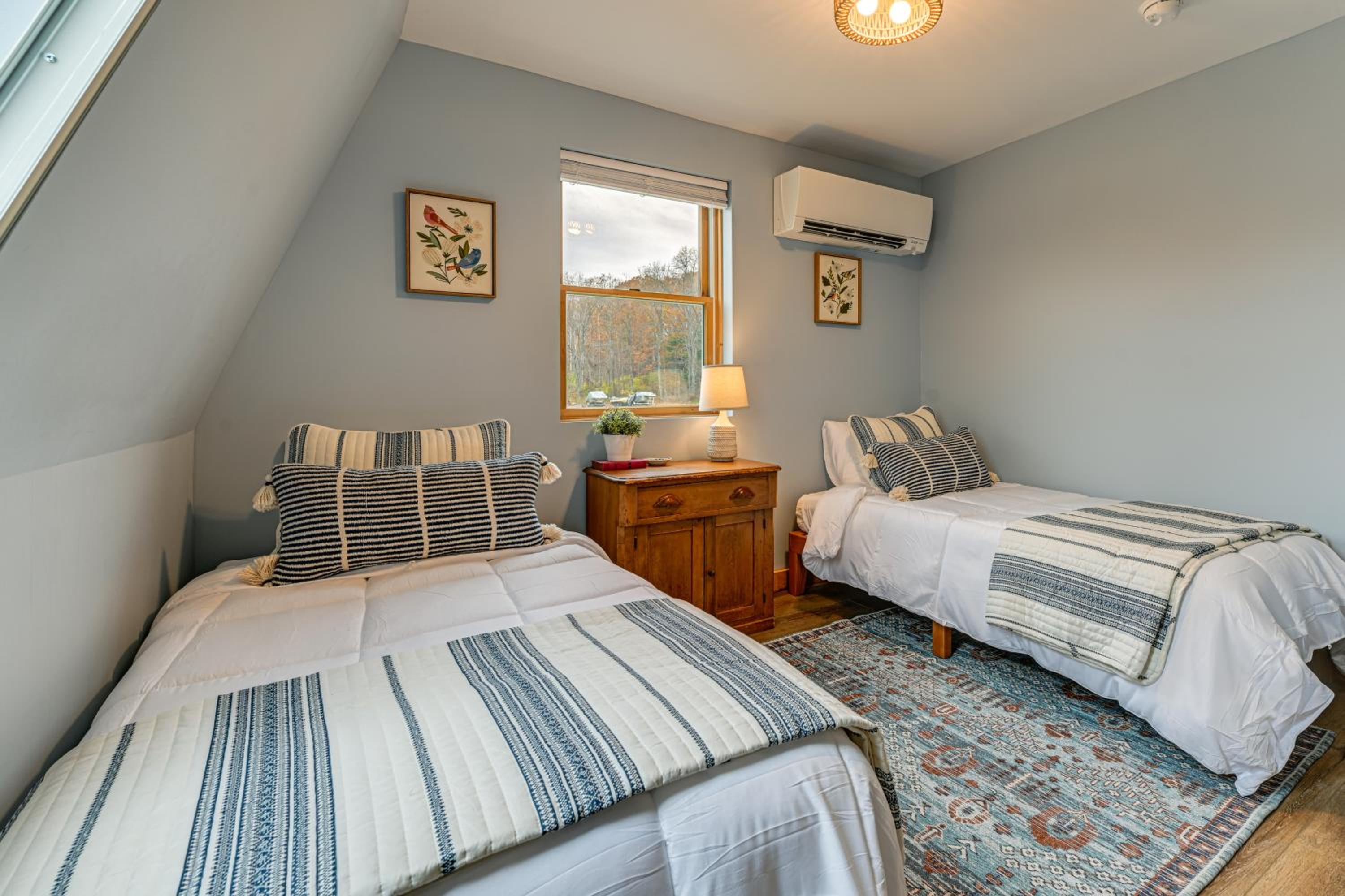 Ultimate Relaxation! Lake-View Cottage in Bradford