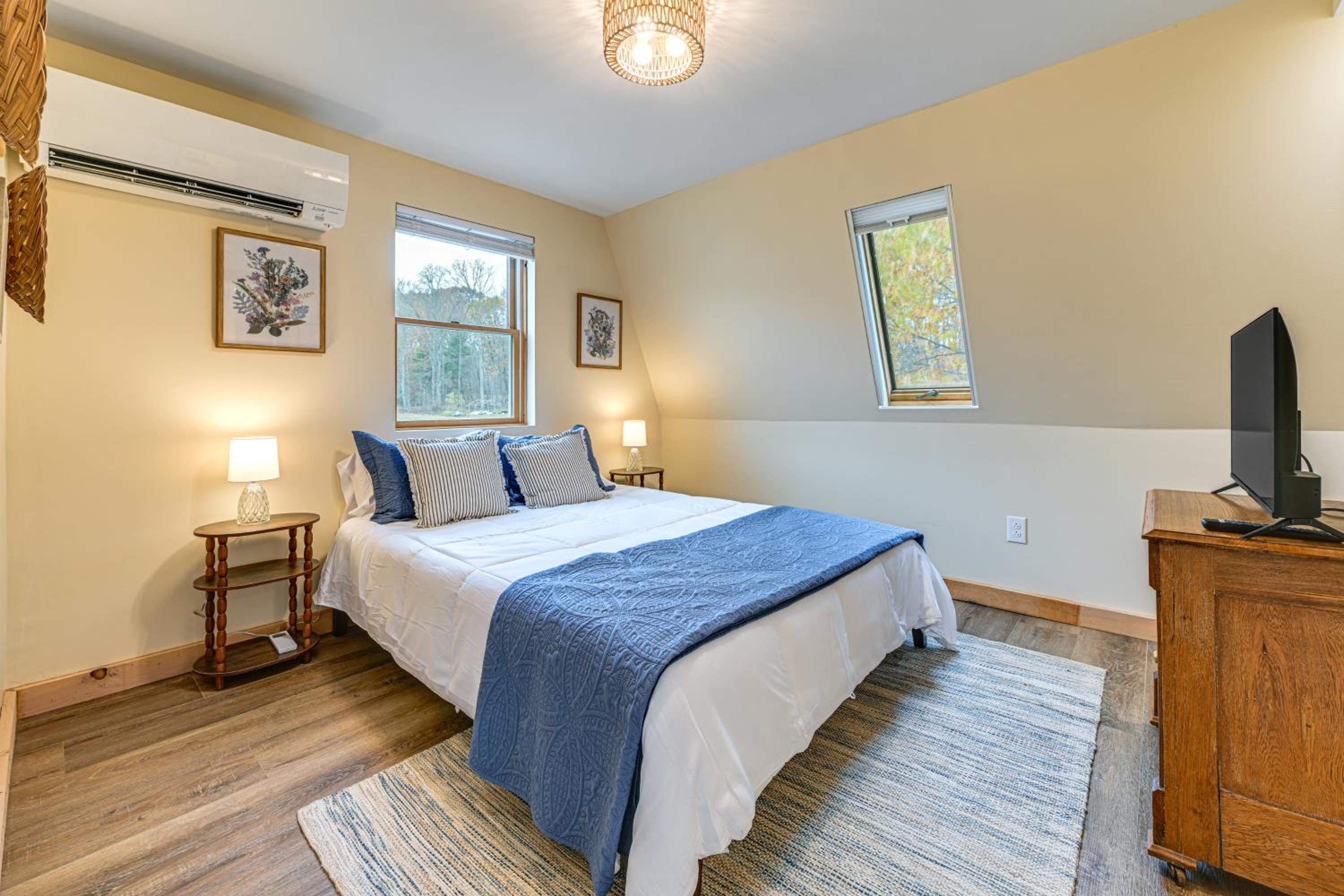Ultimate Relaxation! Lake-View Cottage in Bradford