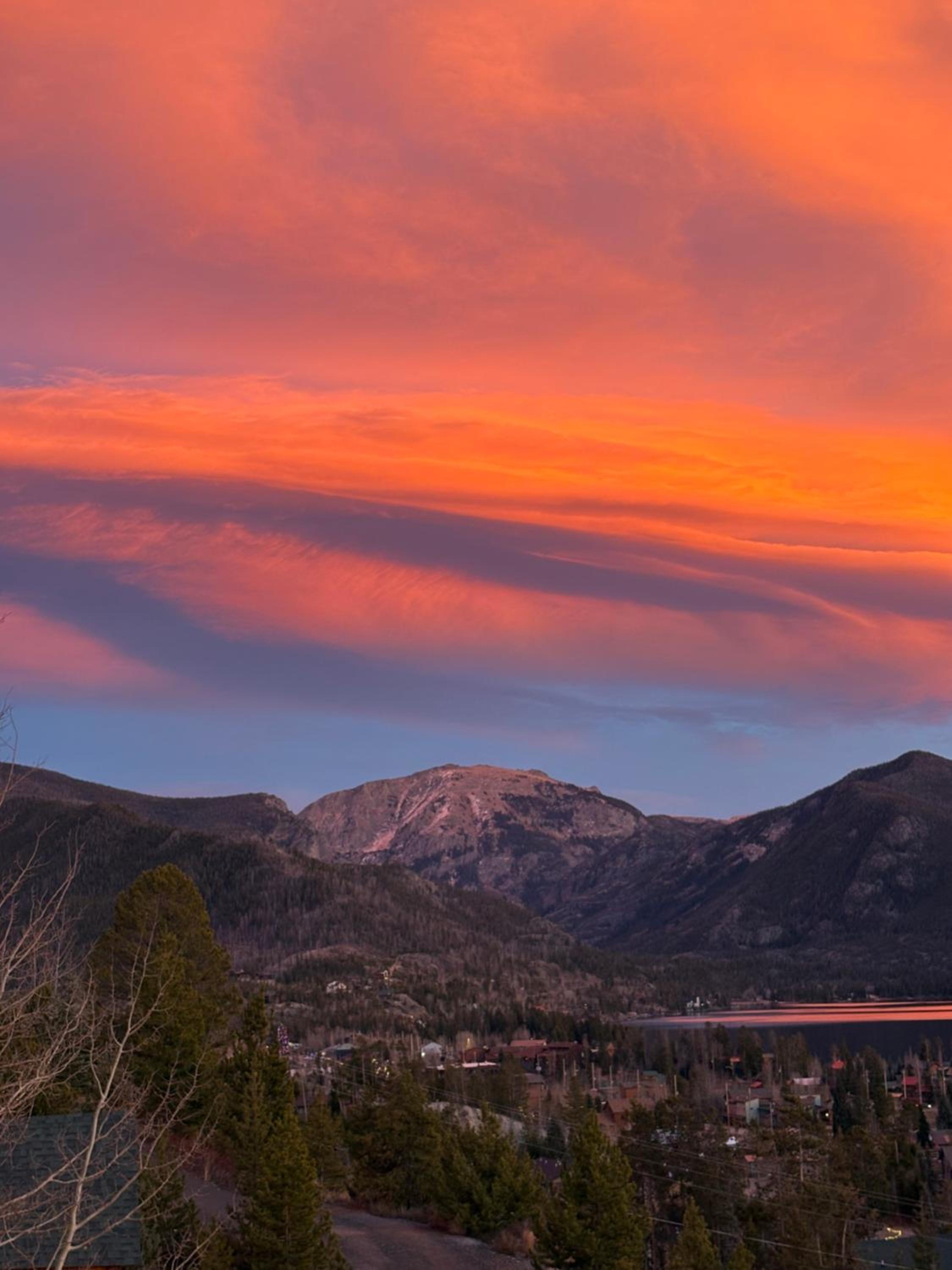 New Mountain Home, Amazing Unobstructed Lake & Mountain Views, Hot Tub, Close to Town!