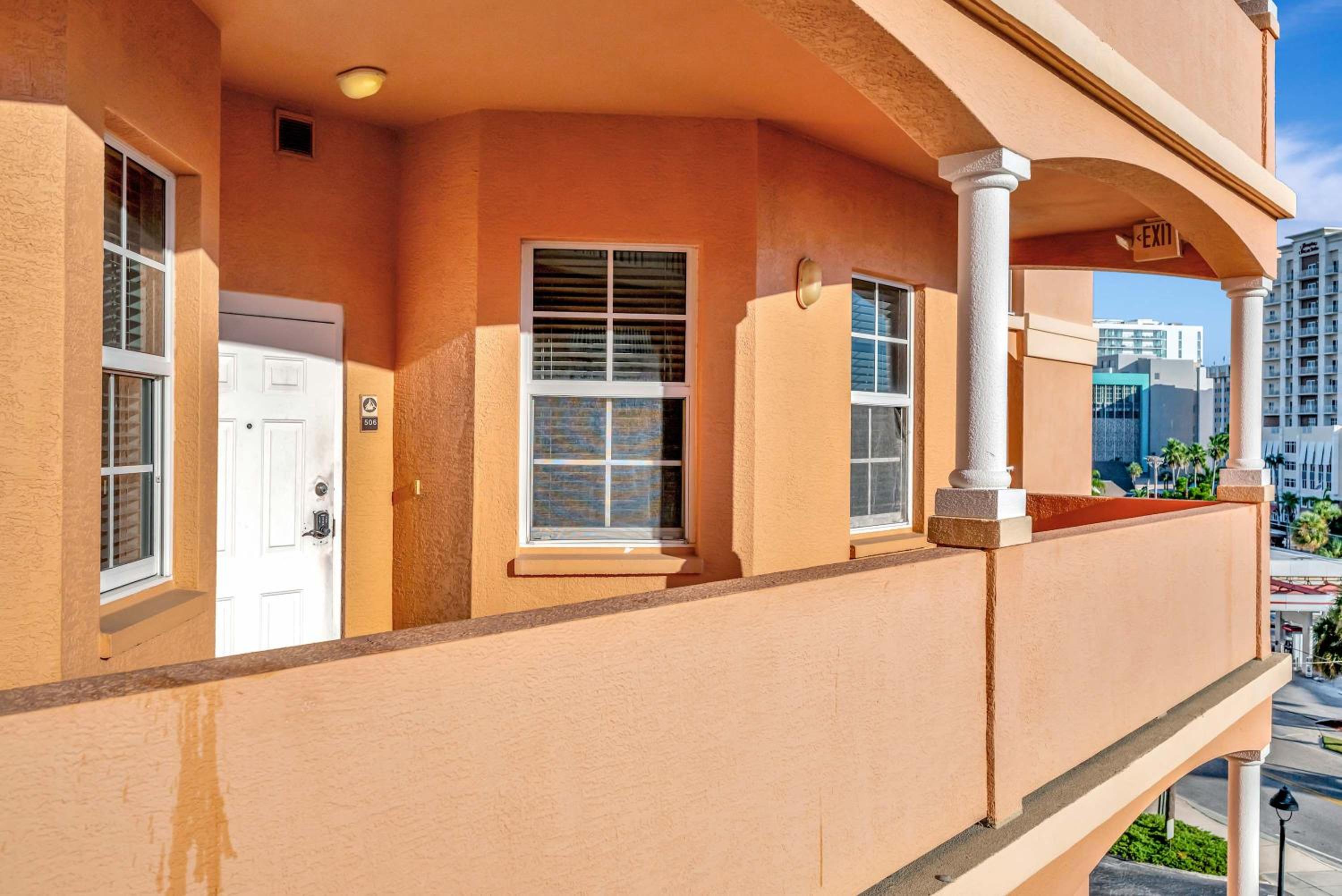Waterfront 3B Balcony Hot Tub & Pool near Beach