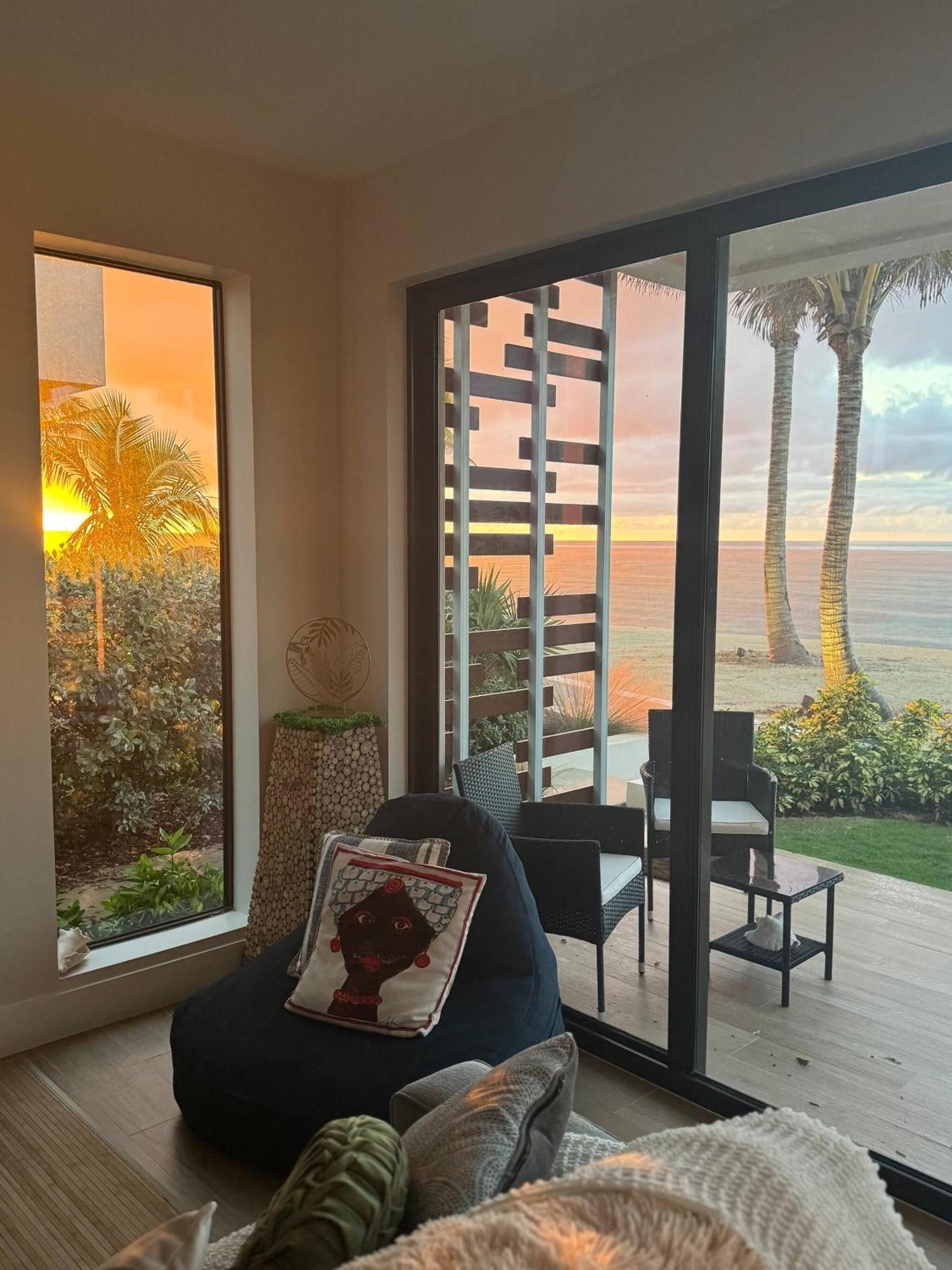 Oceanfront Residency luxury 2B2B ,1-6 person ,terrasse, beach access garden pool
