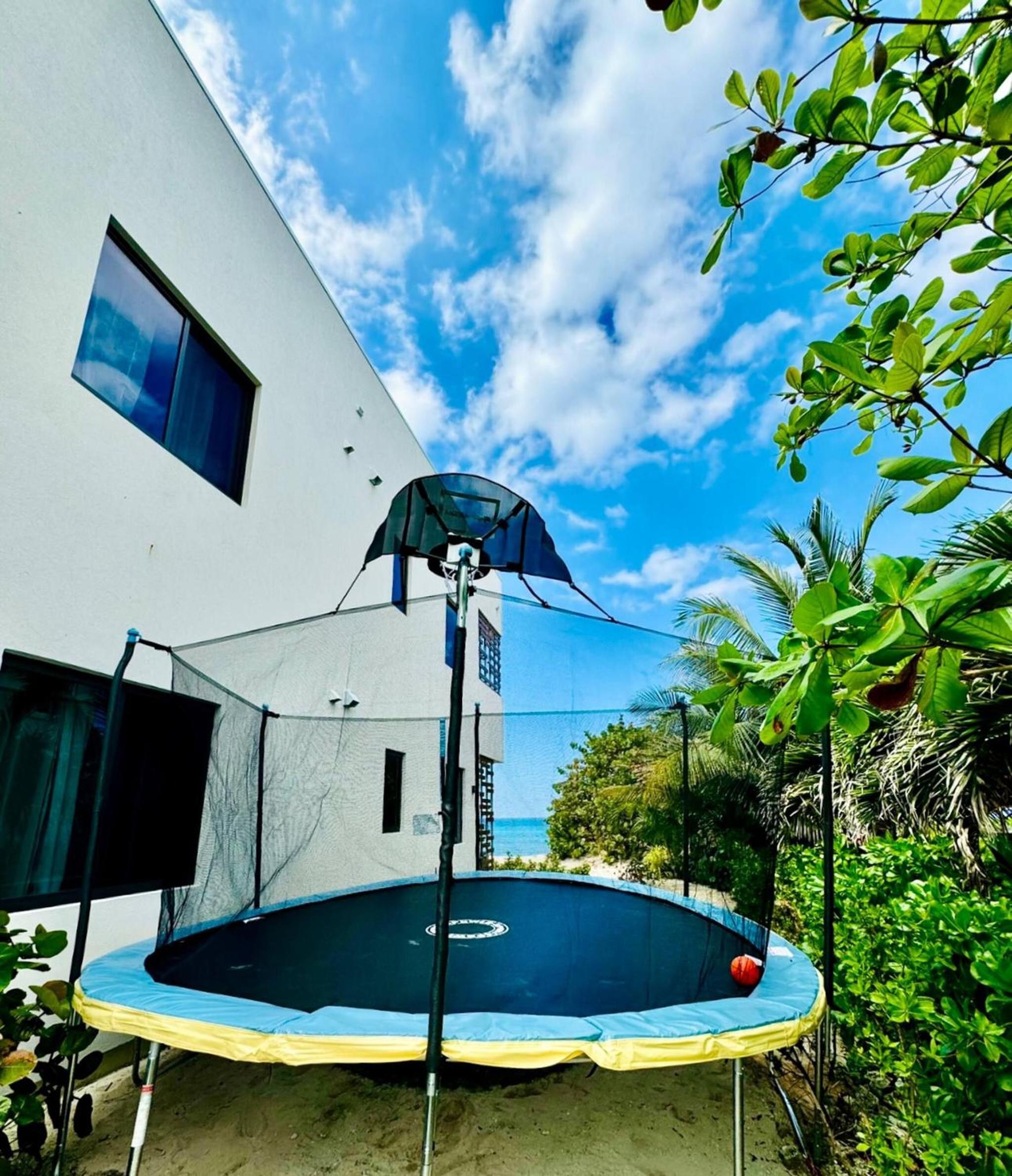 Oceanfront Residency luxury 2B2B ,1-6 person ,terrasse, beach access garden pool