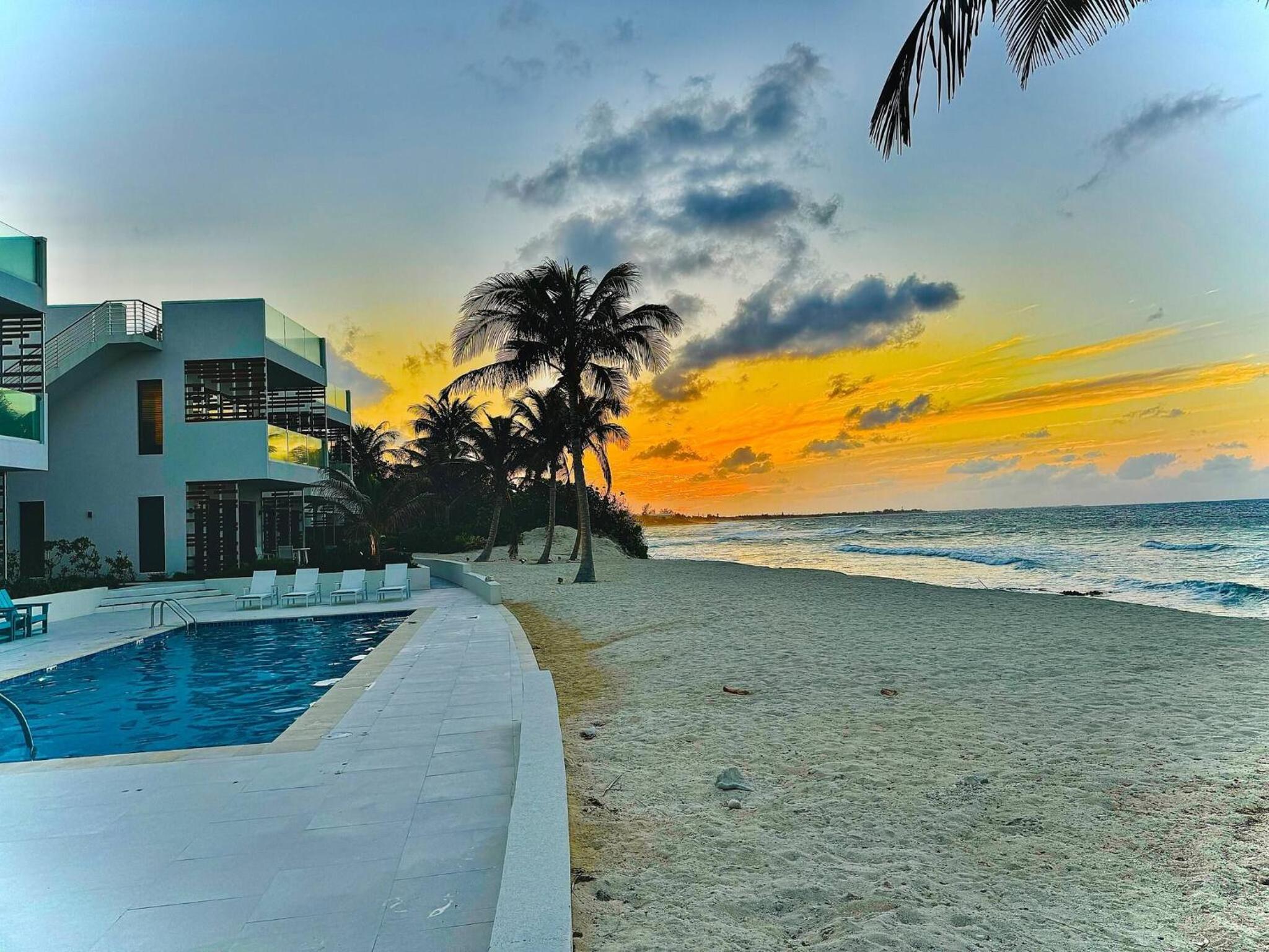 Oceanfront Residency luxury 2B2B ,1-6 person ,terrasse, beach access garden pool