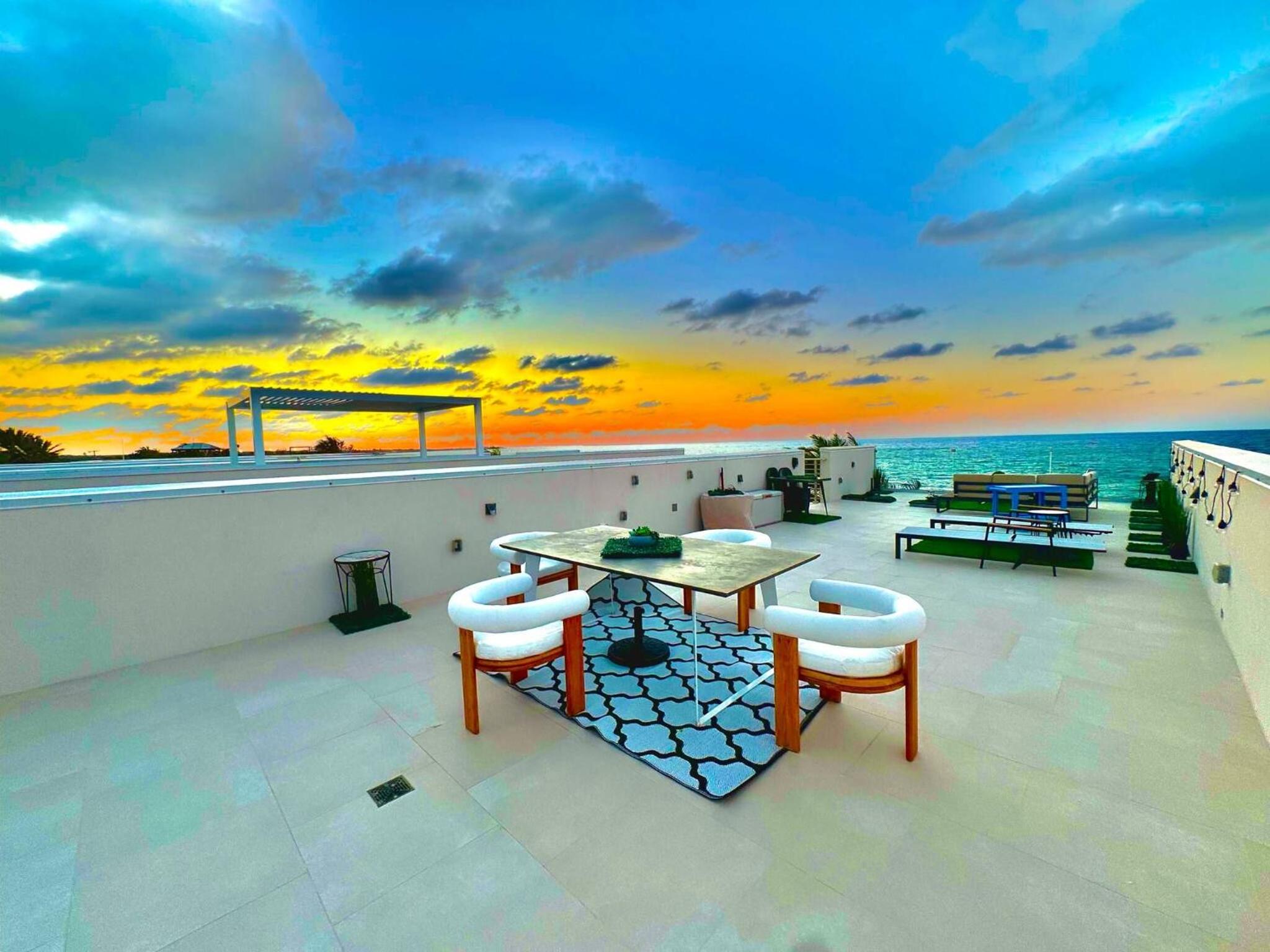 Oceanfront Residency luxury 2B2B ,1-6 person ,terrasse, beach access garden pool