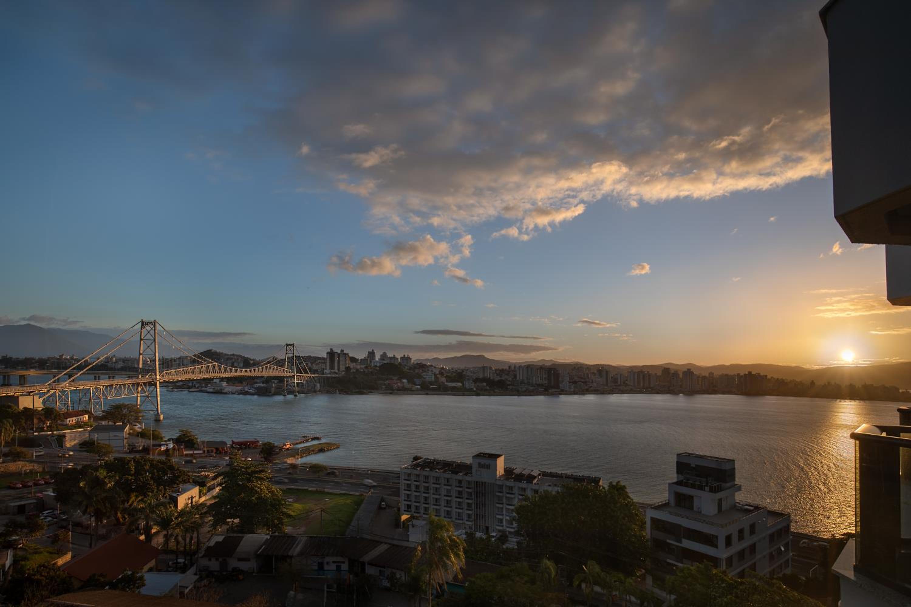 The Bridge by Xtay -Estúdios em Floripa com Piscina no Rooftop e Academia Completa, e fácil acesso as Praias Populares