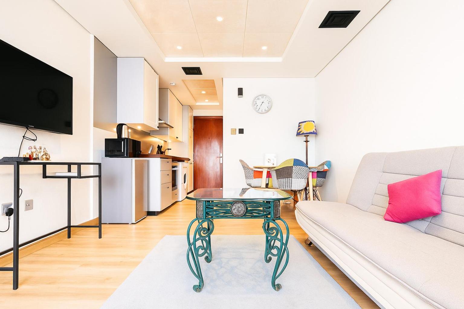 Modern Studio with Balcony - Close to Metro & Marina