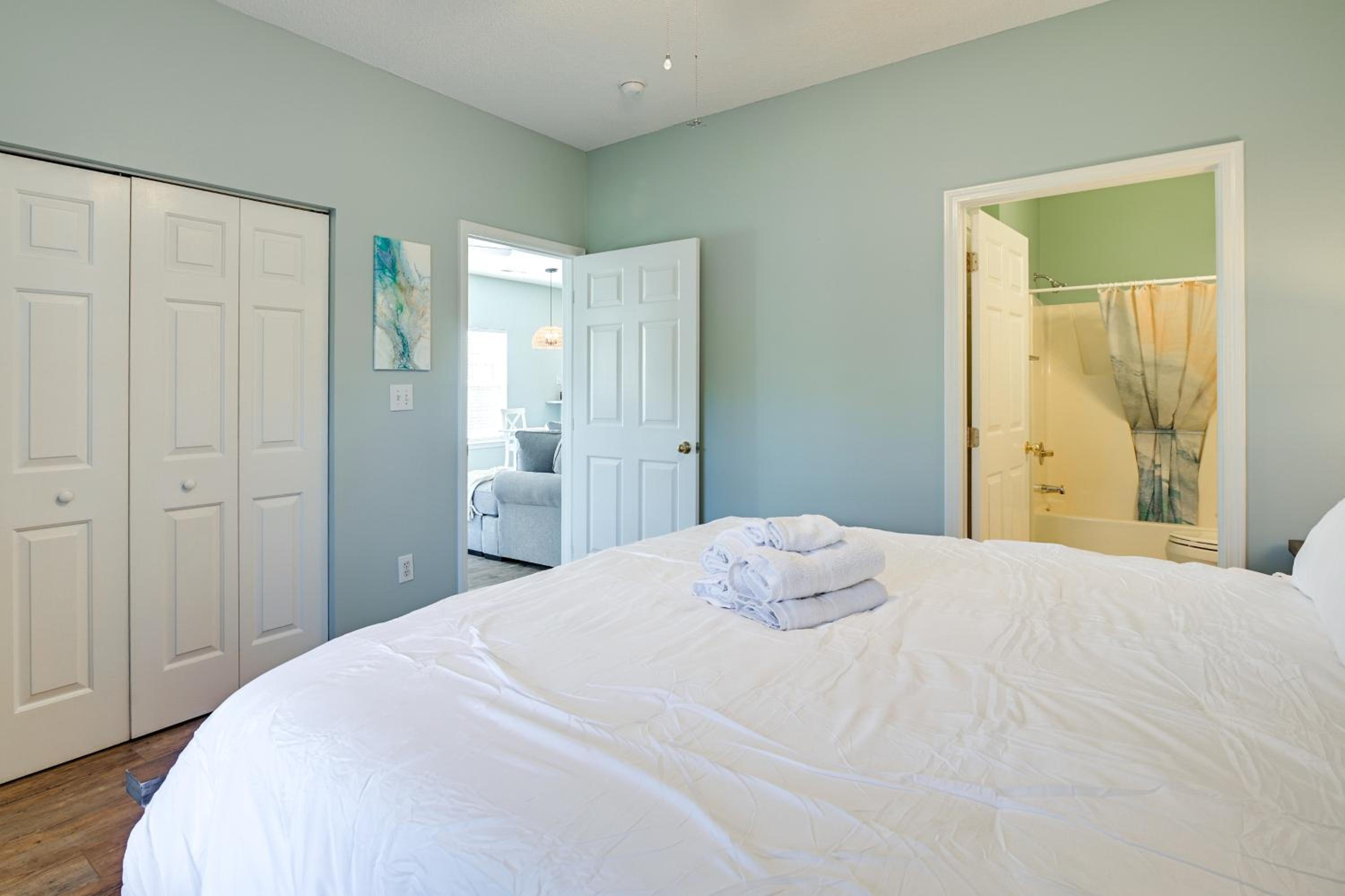 3 Mi to Surfside Beach! 1st-Floor End Unit with Pool