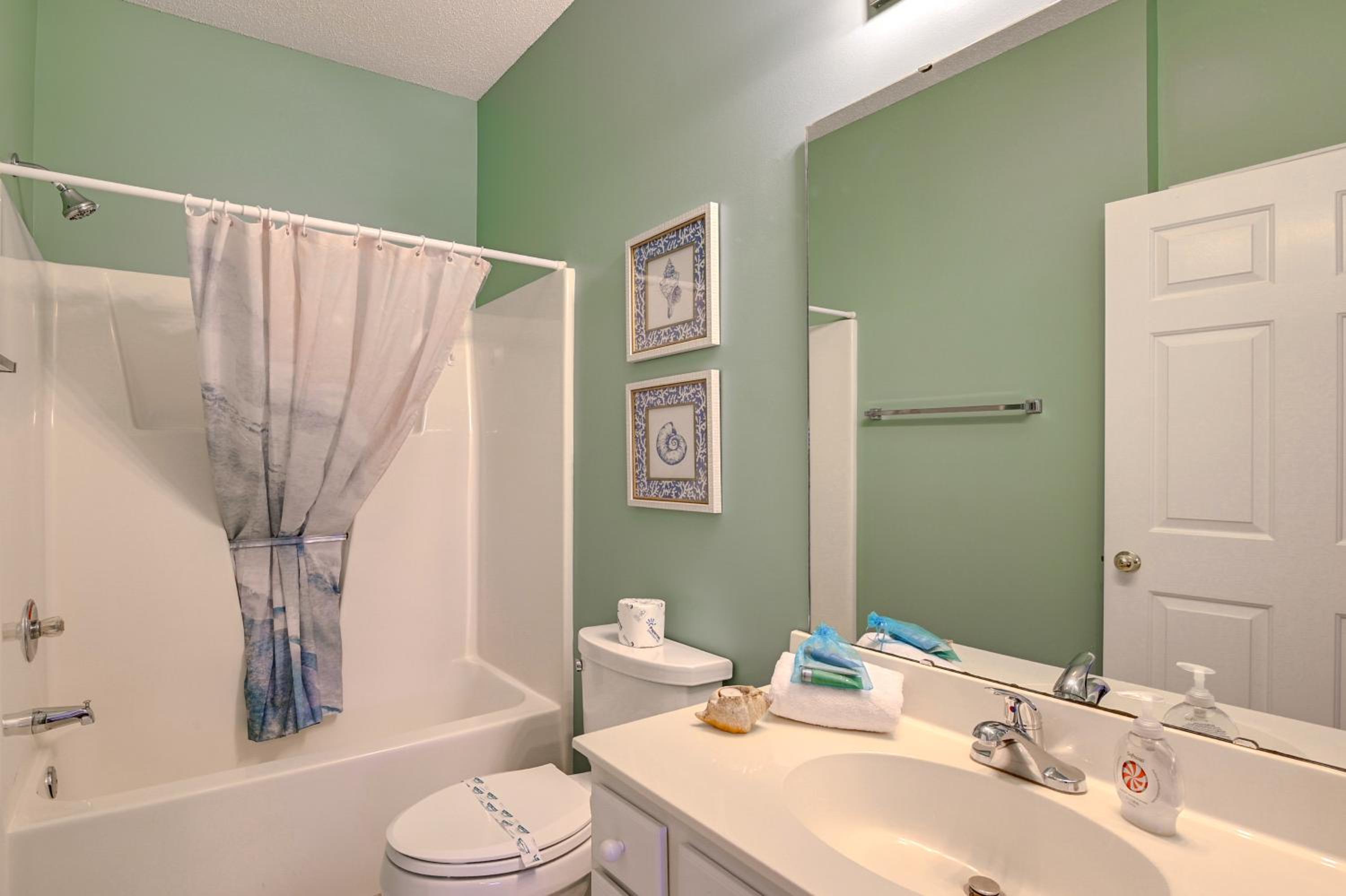 3 Mi to Surfside Beach! 1st-Floor End Unit with Pool