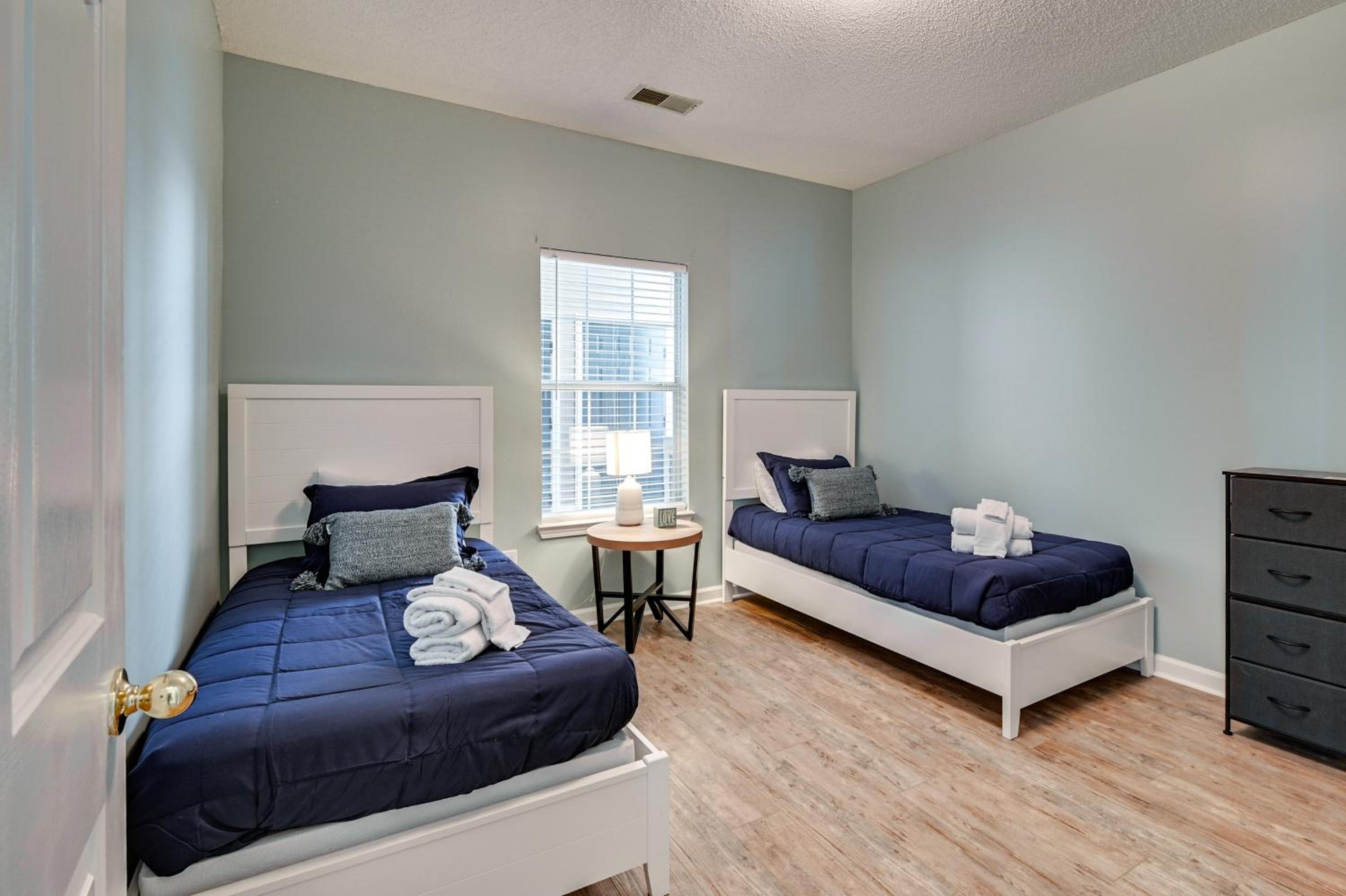 3 Mi to Surfside Beach! 1st-Floor End Unit with Pool