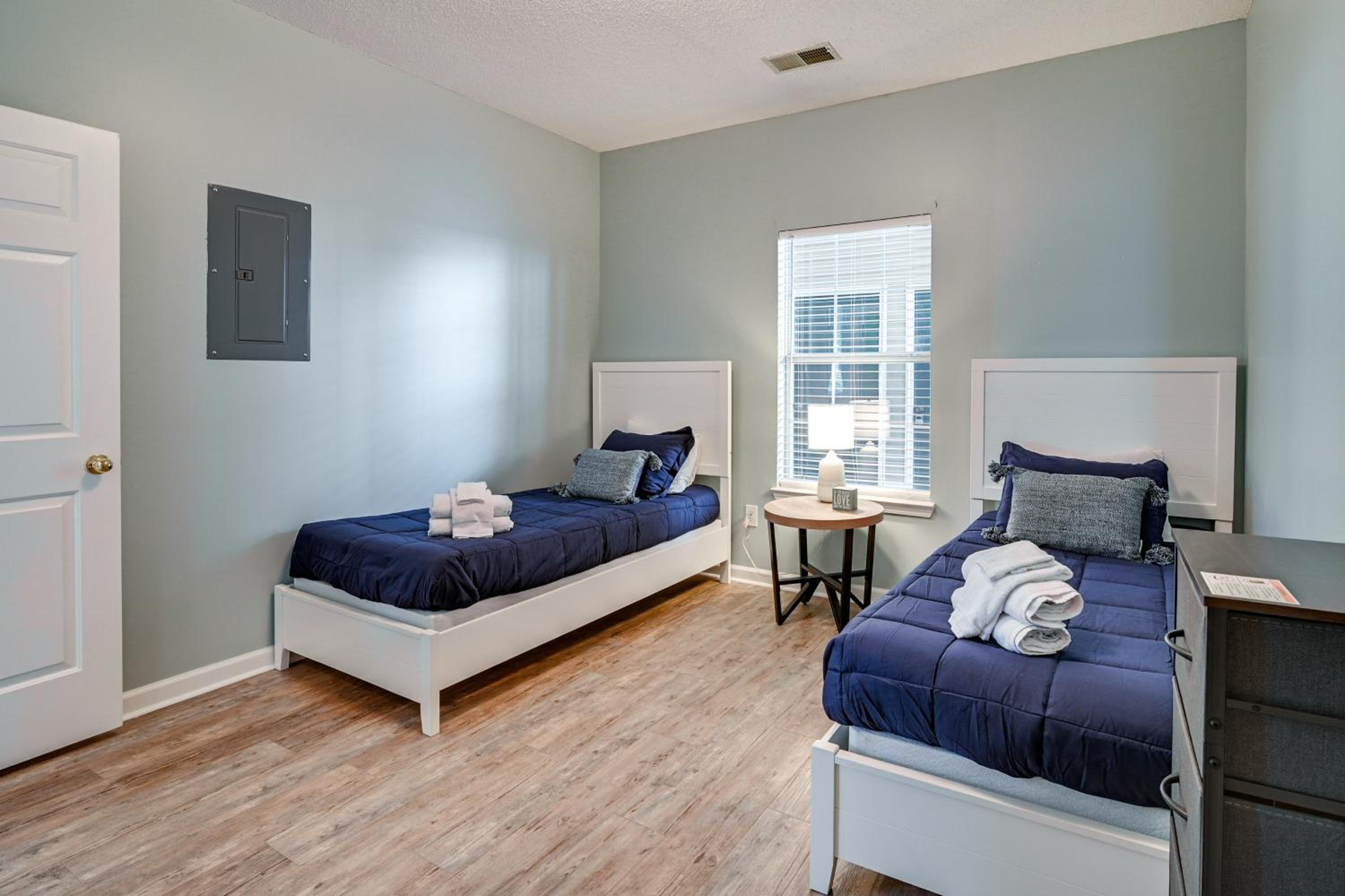 3 Mi to Surfside Beach! 1st-Floor End Unit with Pool