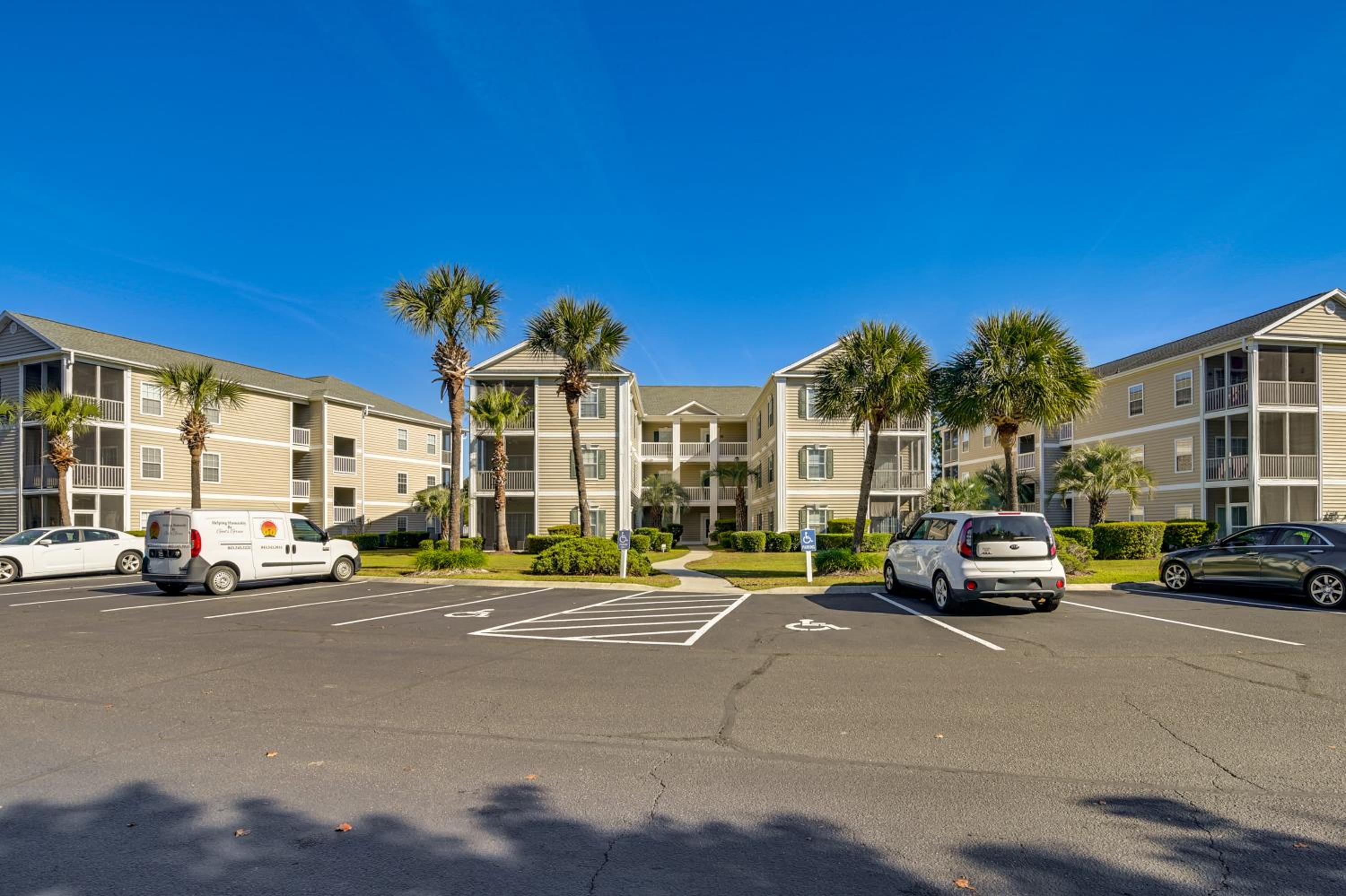3 Mi to Surfside Beach! 1st-Floor End Unit with Pool