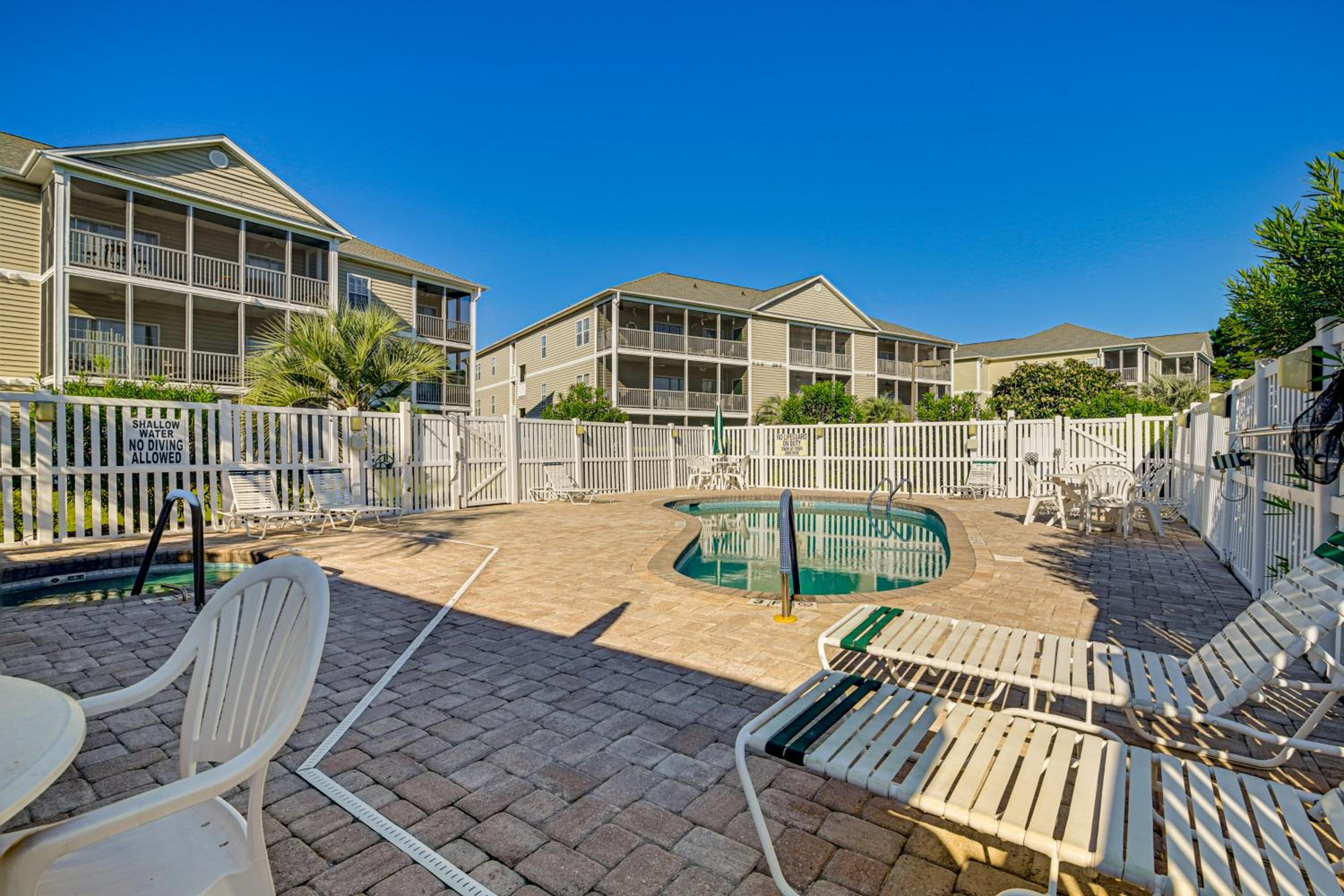 3 Mi to Surfside Beach! 1st-Floor End Unit with Pool