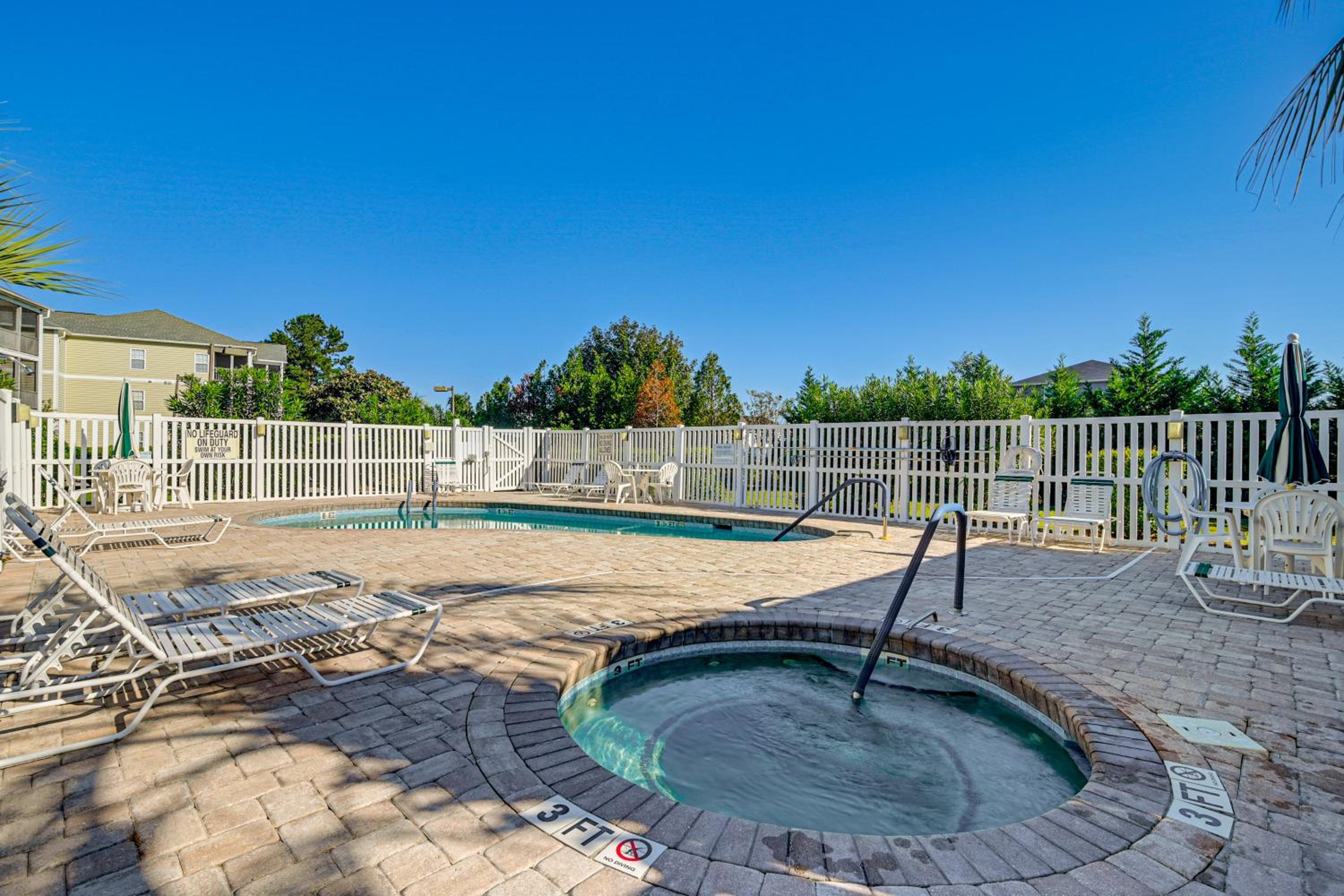 3 Mi to Surfside Beach! 1st-Floor End Unit with Pool