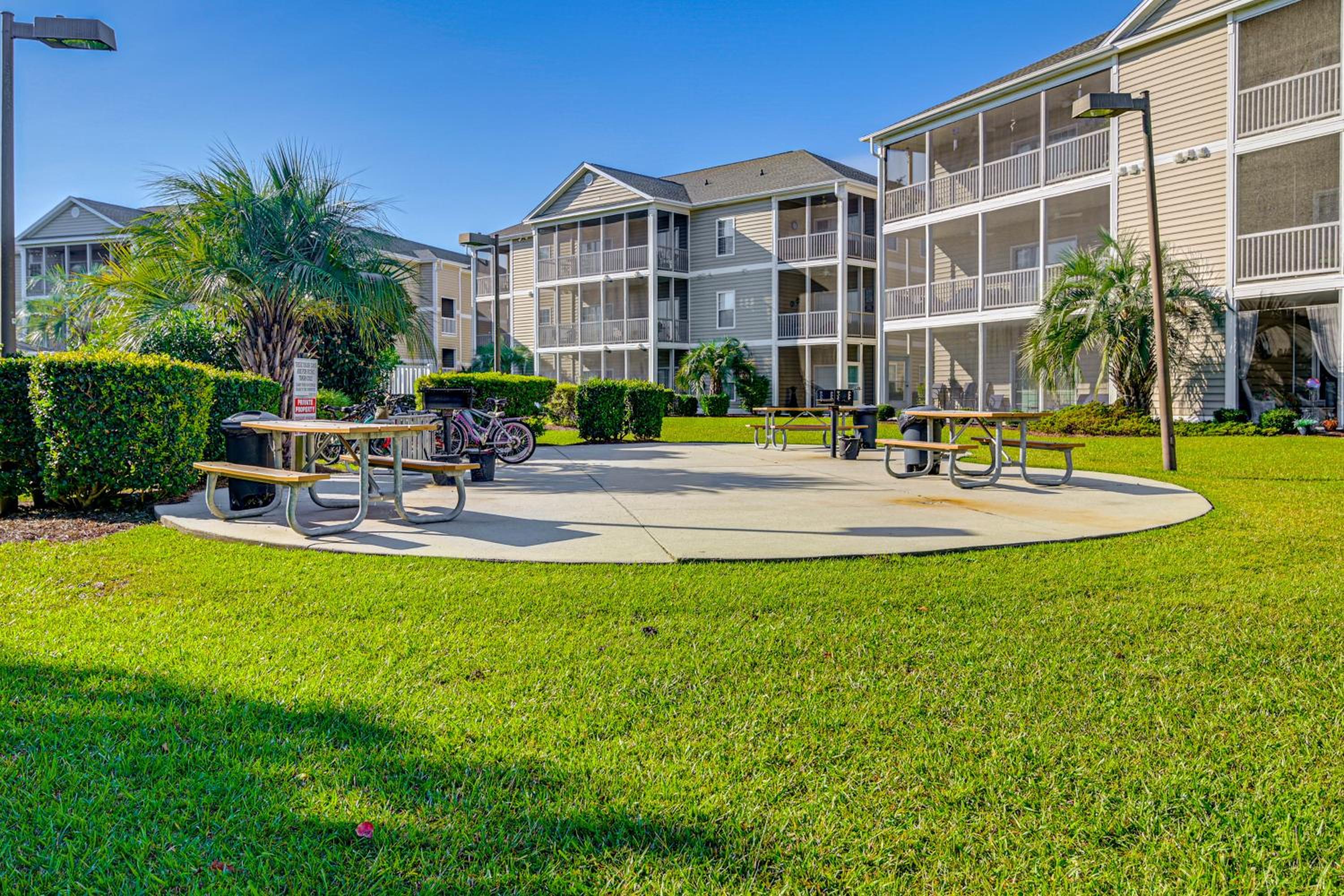 3 Mi to Surfside Beach! 1st-Floor End Unit with Pool