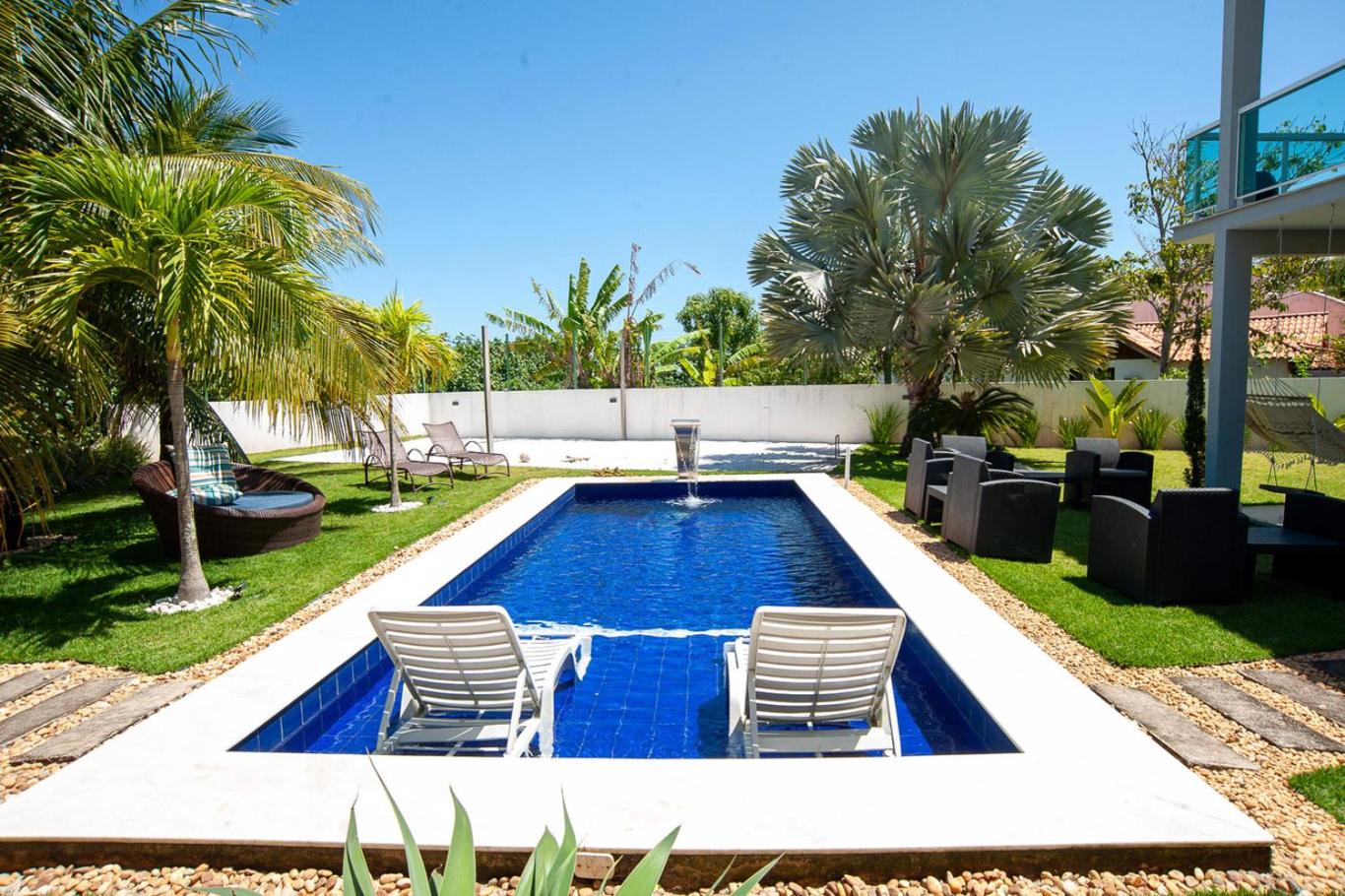 Casa com Piscina, Quadra de Areia e Churrasqueira