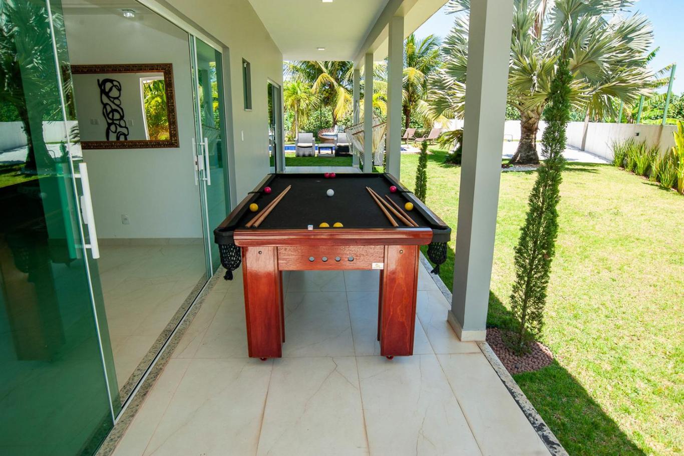 Casa com Piscina, Quadra de Areia e Churrasqueira
