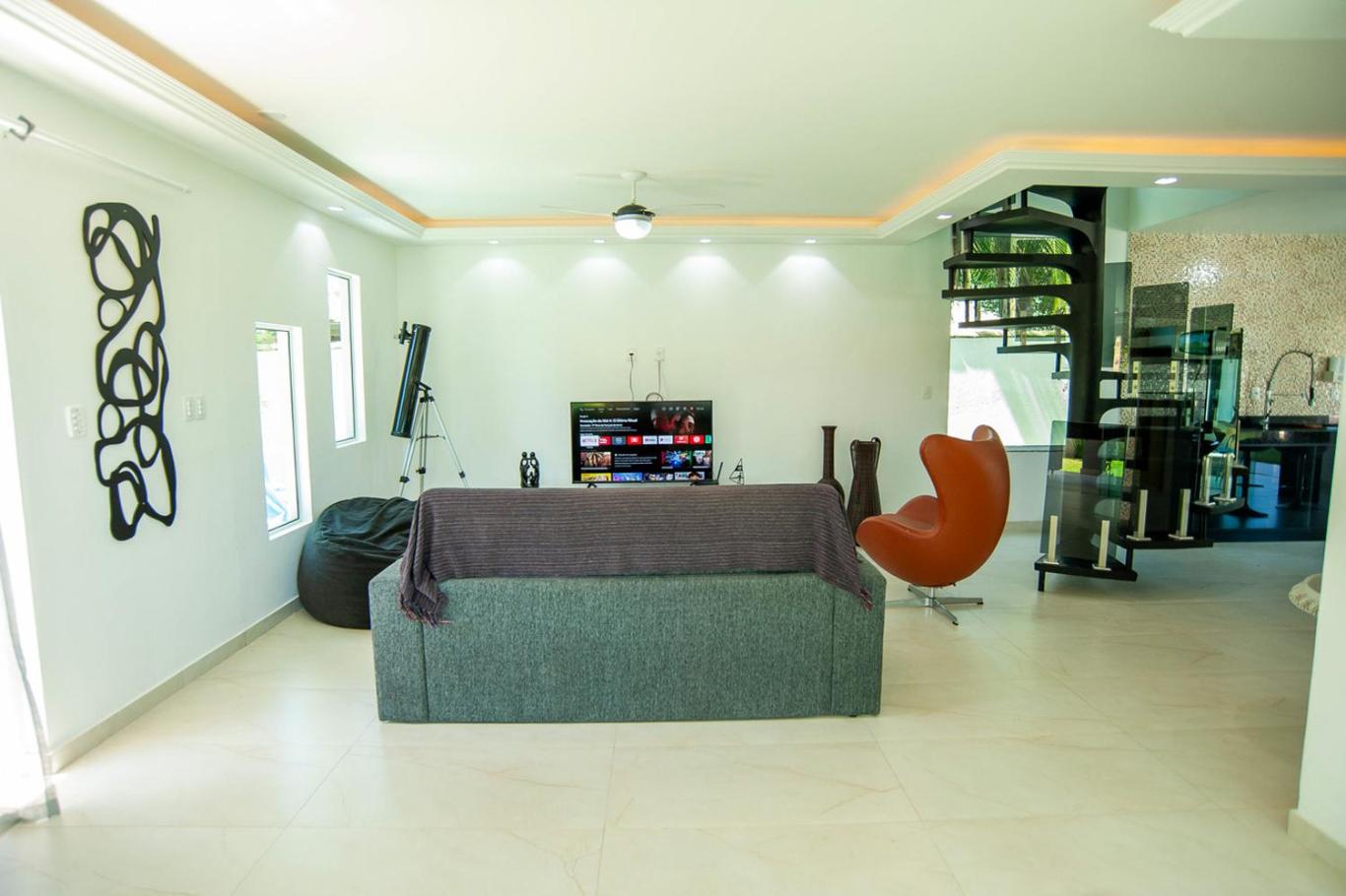Casa com Piscina, Quadra de Areia e Churrasqueira