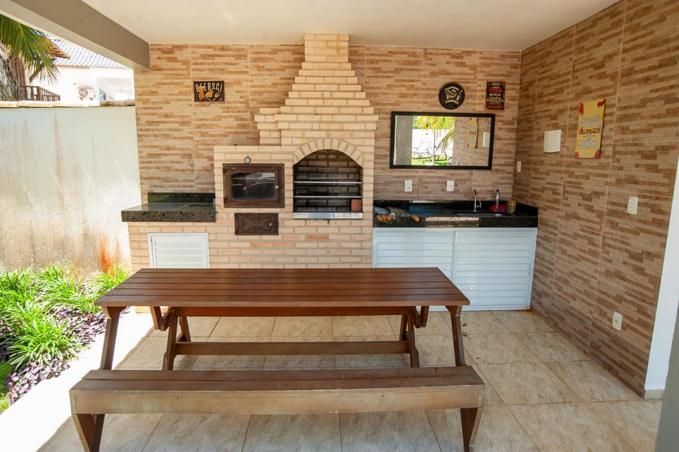 Casa com Piscina, Quadra de Areia e Churrasqueira