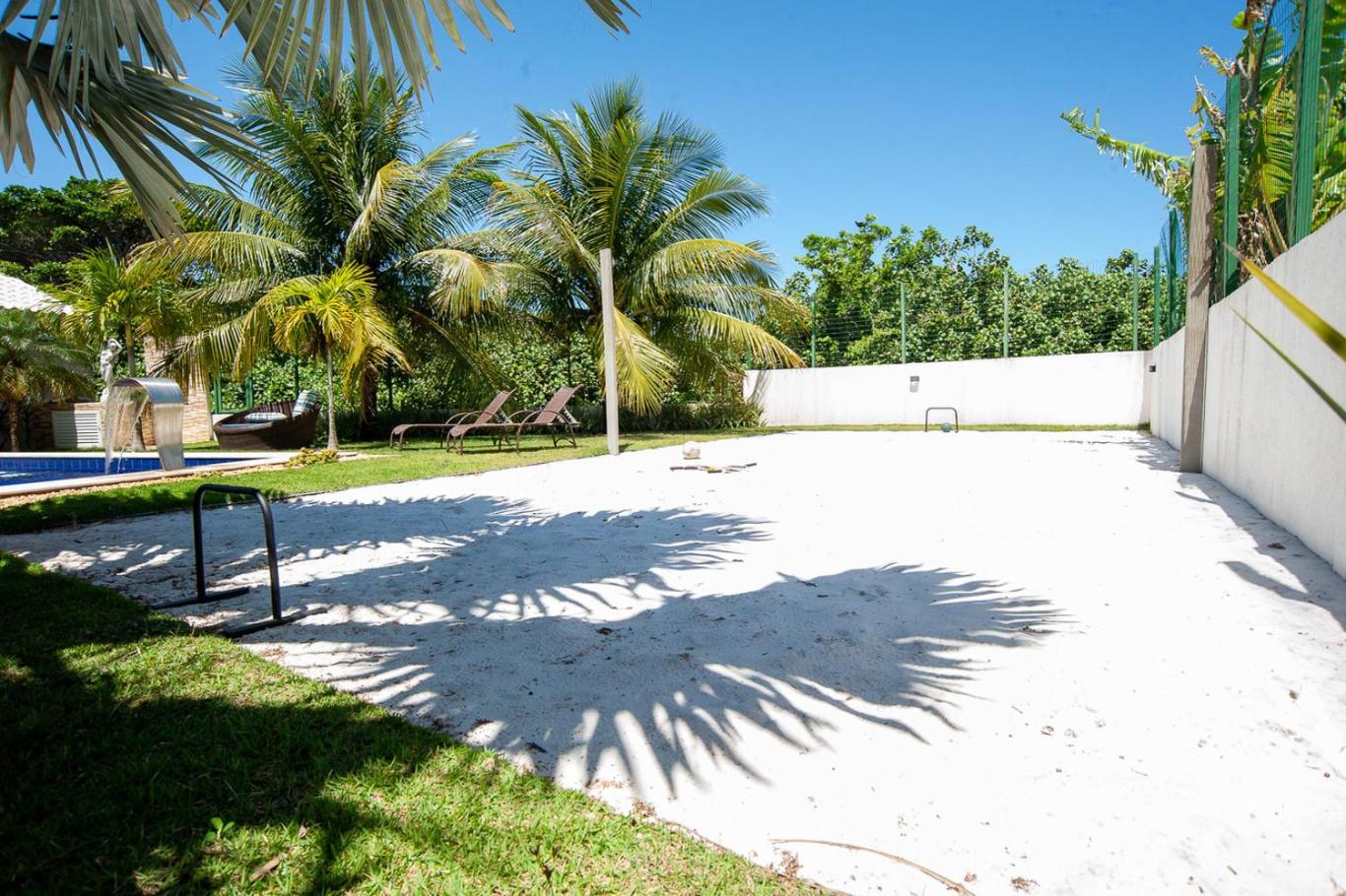 Casa com Piscina, Quadra de Areia e Churrasqueira