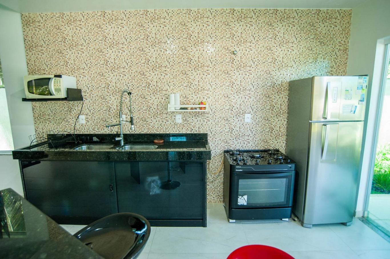 Casa com Piscina, Quadra de Areia e Churrasqueira