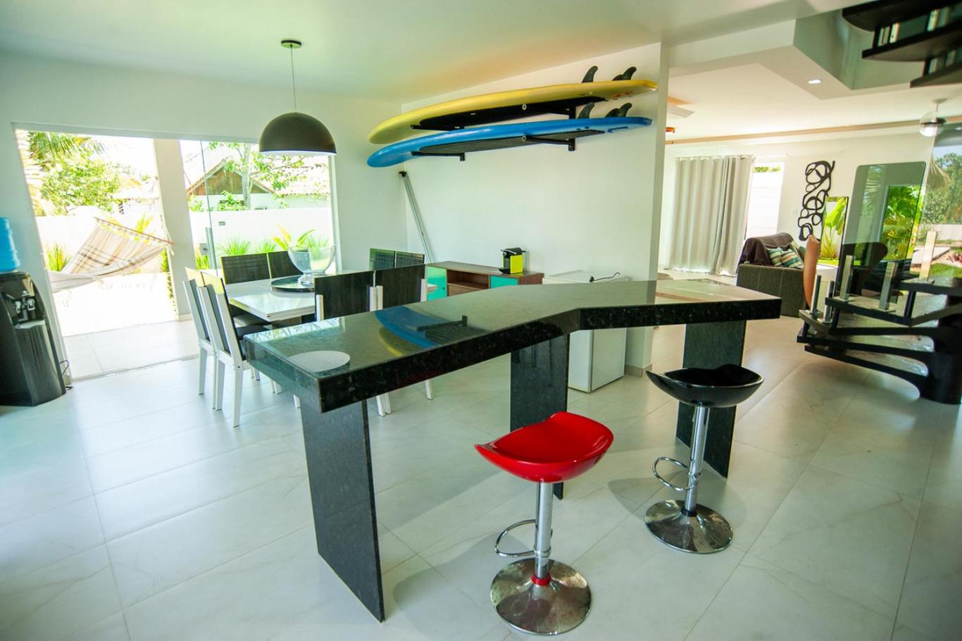 Casa com Piscina, Quadra de Areia e Churrasqueira