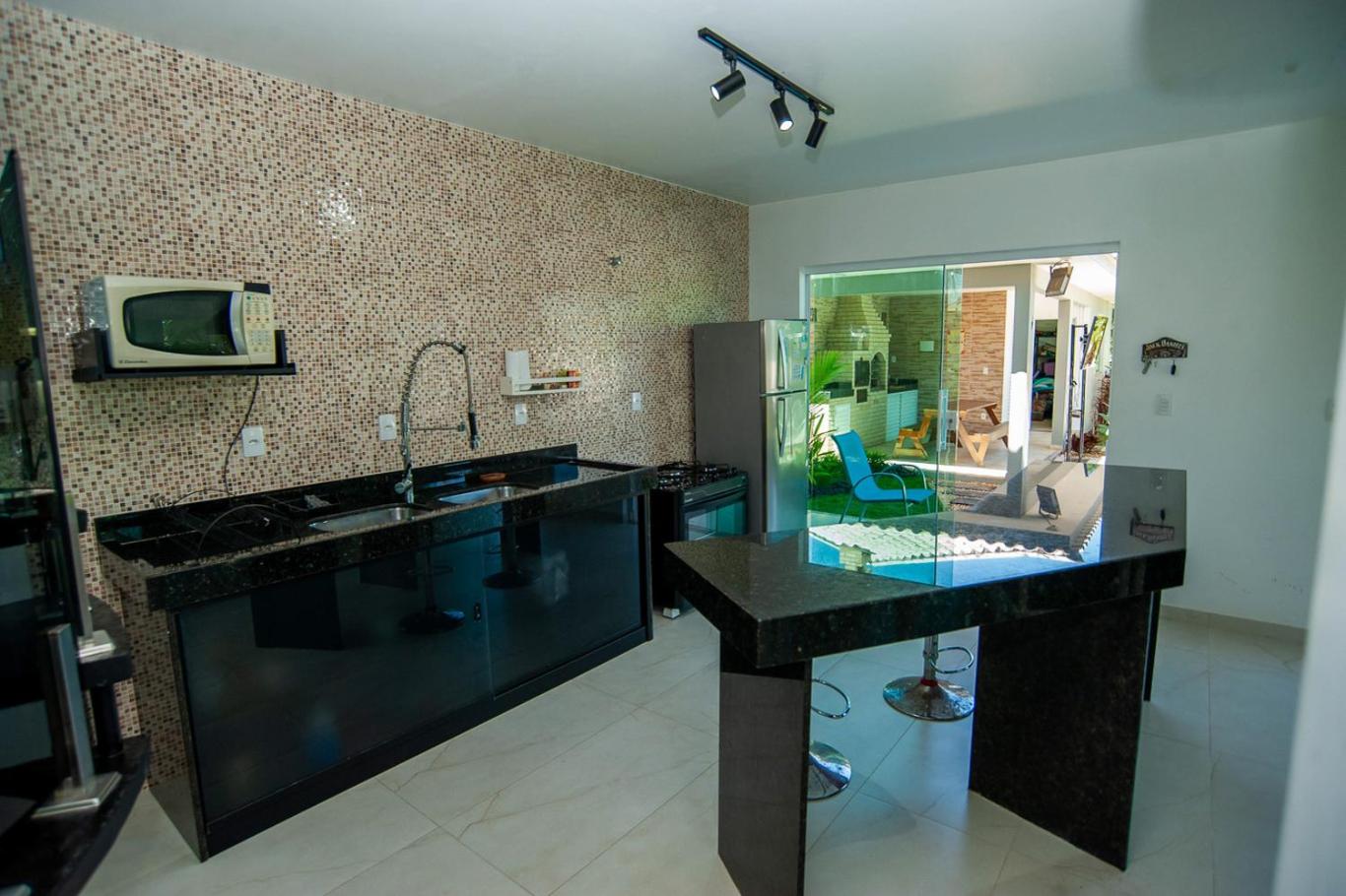 Casa com Piscina, Quadra de Areia e Churrasqueira