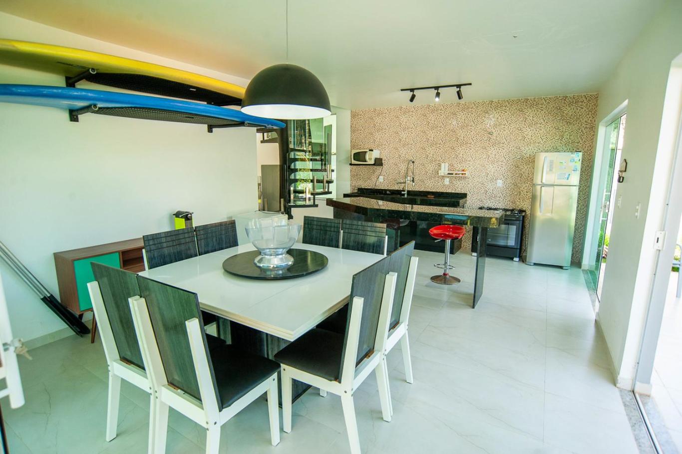 Casa com Piscina, Quadra de Areia e Churrasqueira