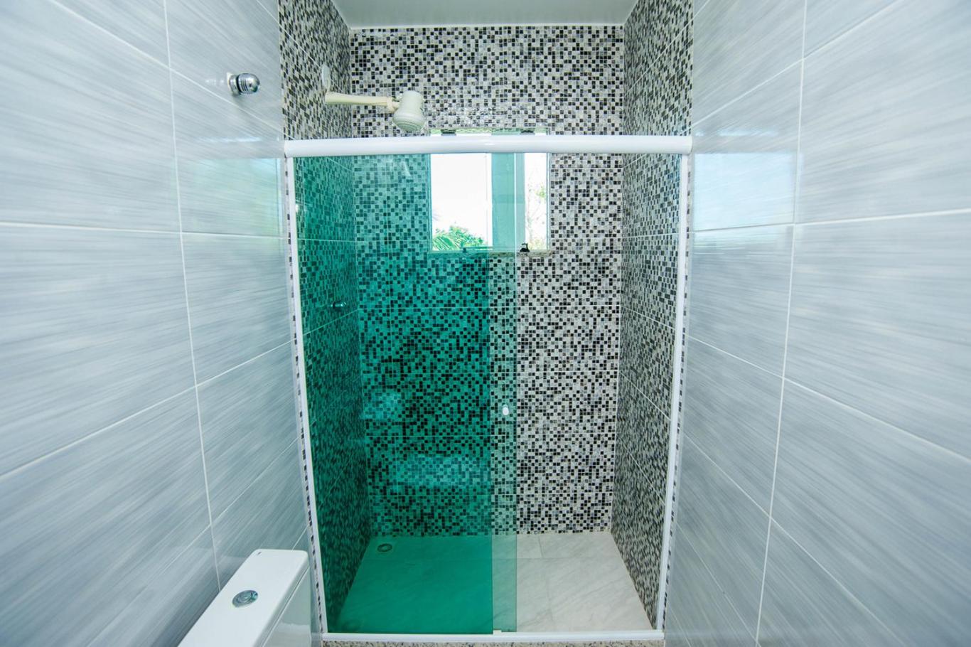Casa com Piscina, Quadra de Areia e Churrasqueira
