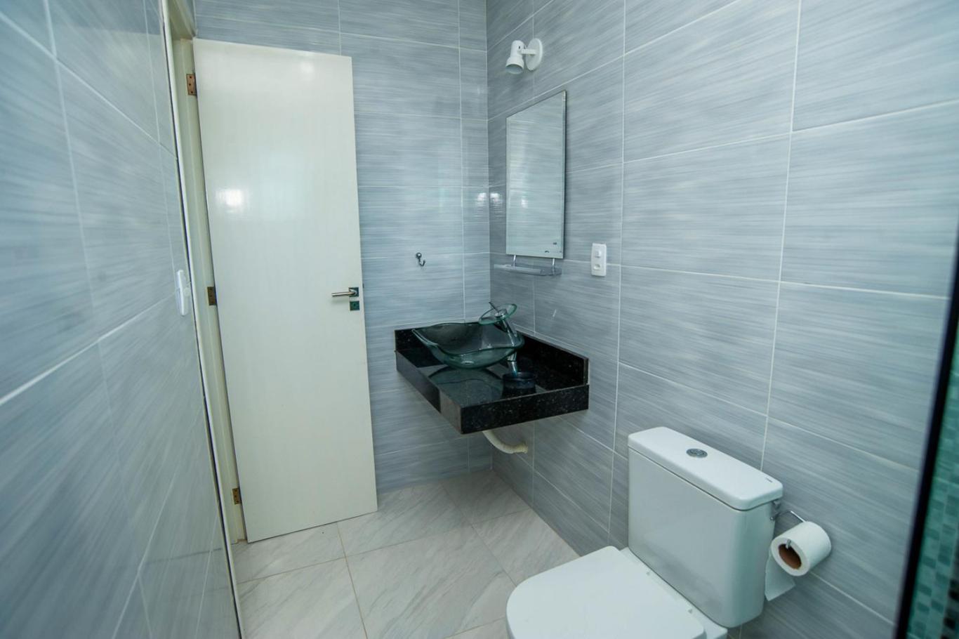 Casa com Piscina, Quadra de Areia e Churrasqueira