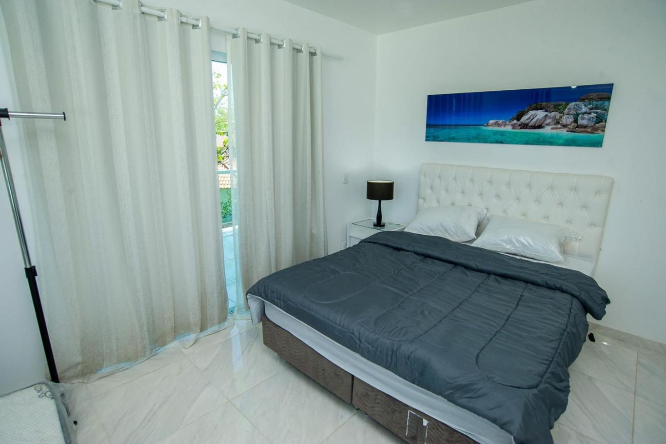 Casa com Piscina, Quadra de Areia e Churrasqueira