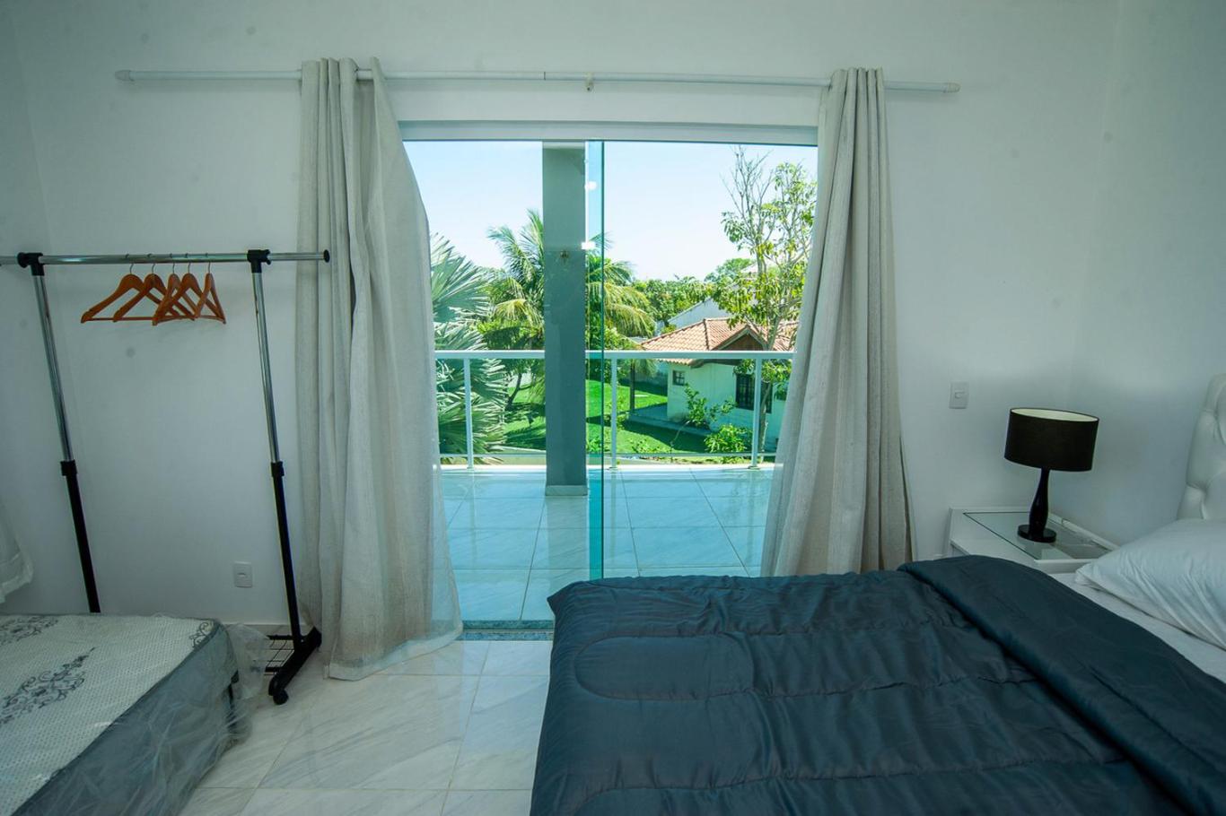 Casa com Piscina, Quadra de Areia e Churrasqueira