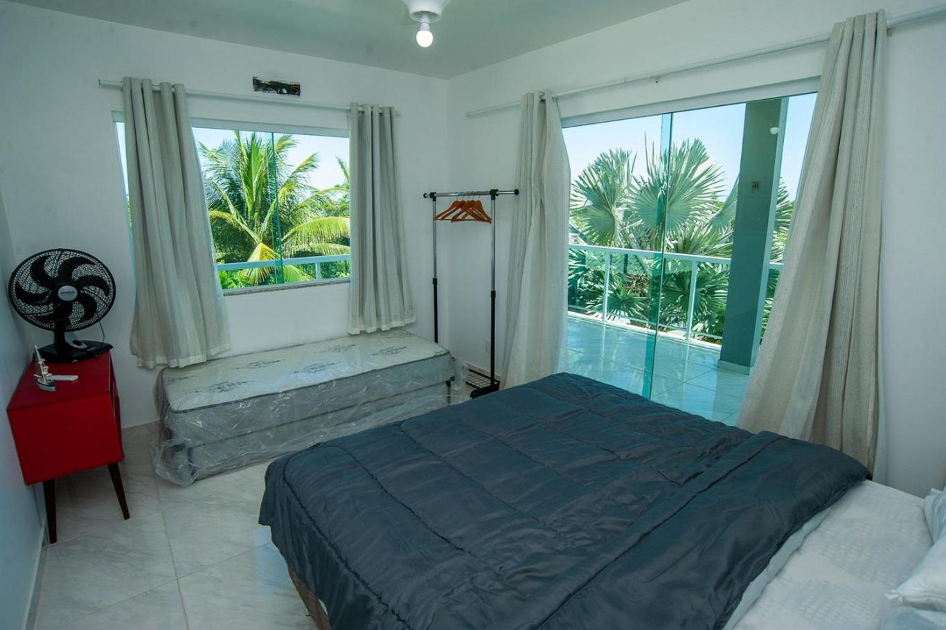 Casa com Piscina, Quadra de Areia e Churrasqueira