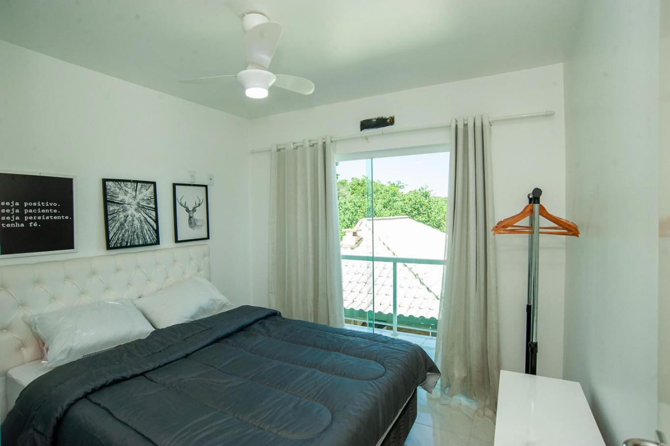 Casa com Piscina, Quadra de Areia e Churrasqueira