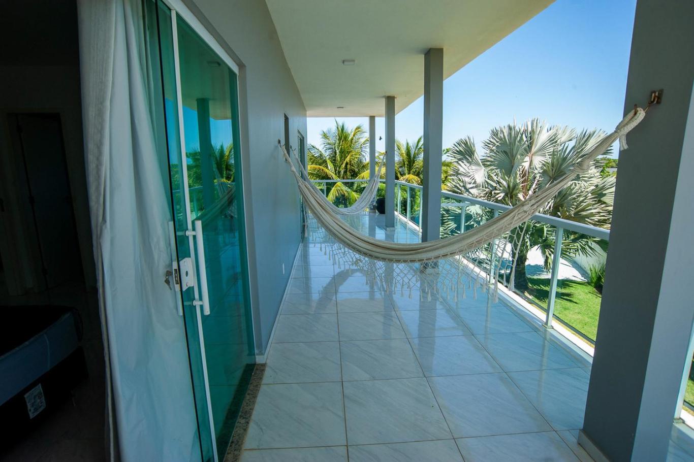 Casa com Piscina, Quadra de Areia e Churrasqueira