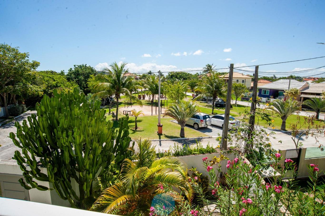 Casa com Piscina, Quadra de Areia e Churrasqueira