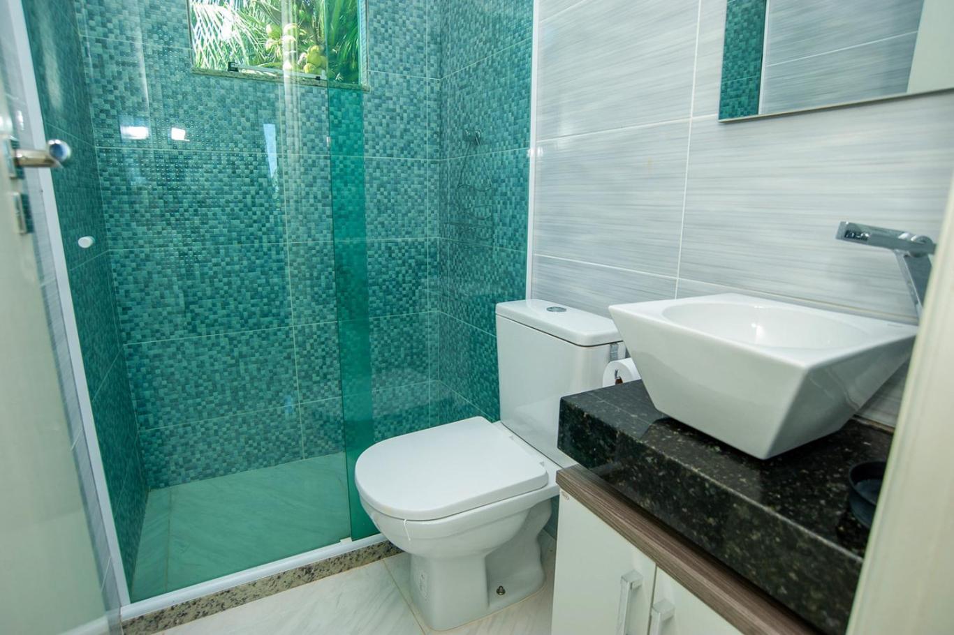 Casa com Piscina, Quadra de Areia e Churrasqueira