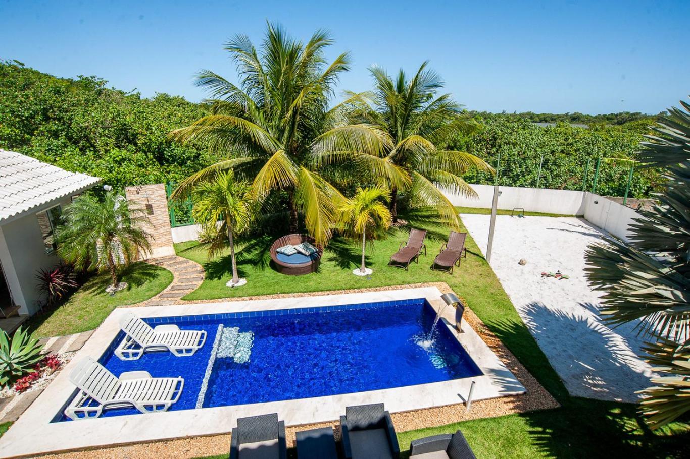Casa com Piscina, Quadra de Areia e Churrasqueira