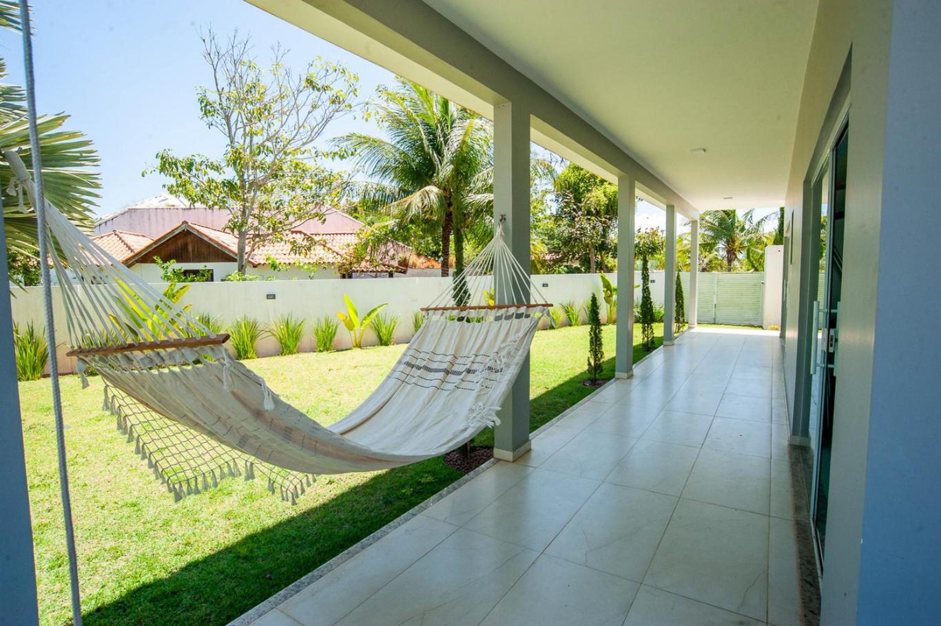Casa com Piscina, Quadra de Areia e Churrasqueira